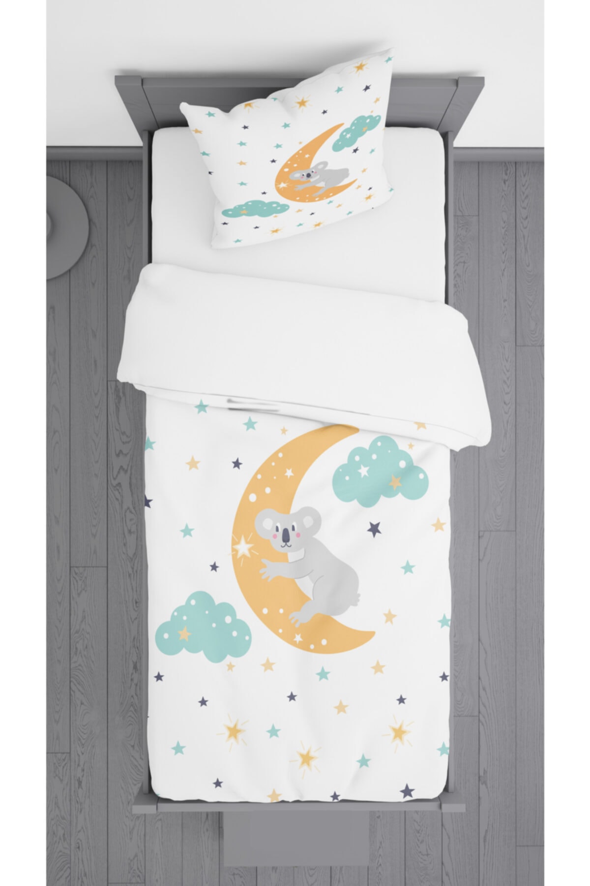 Ziu Kids Ayda Oturan Koala Desenli Süet Dokulu Dekoratif Yatak Örtüsü Ve Yastık Kılıfı 140x220