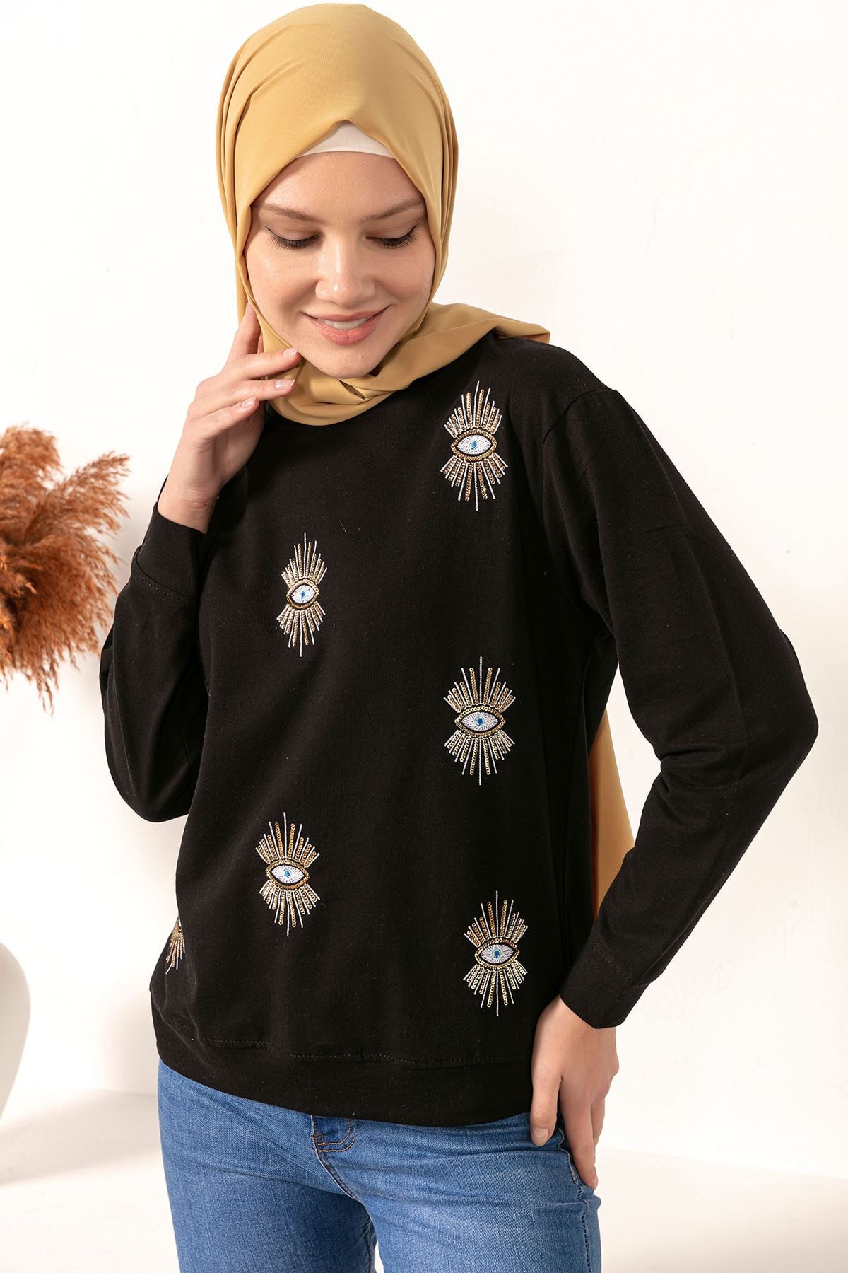 Kadın Modası Kadın Siyah Göz Nakışlı Pullu Sweat