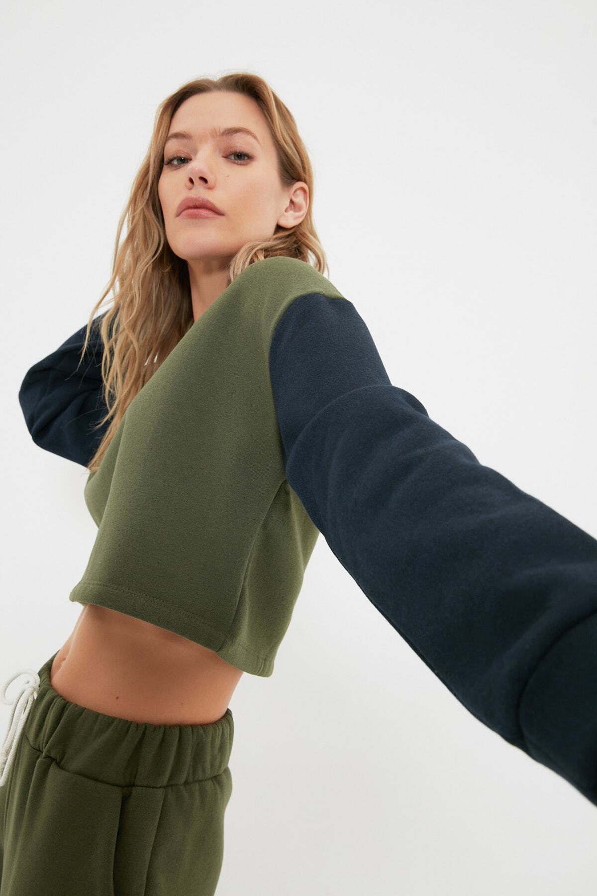 TRENDYOLMİLLA Haki Renk Bloklu Crop İnce Örme Sweatshirt TWOAW22SW1457