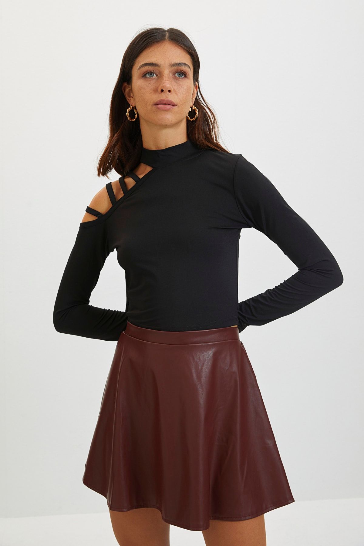 TRENDYOLMİLLA Siyah Omuz Detaylı Örme Bluz TWOAW22BZ0903