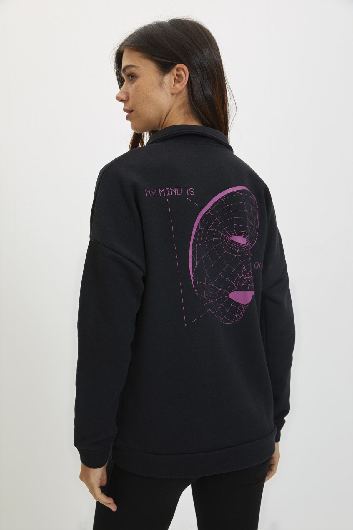 TRENDYOLMİLLA Siyah Polo Yaka Loose Baskılı İnce Örme Sweatshirt TWOAW22SW1992