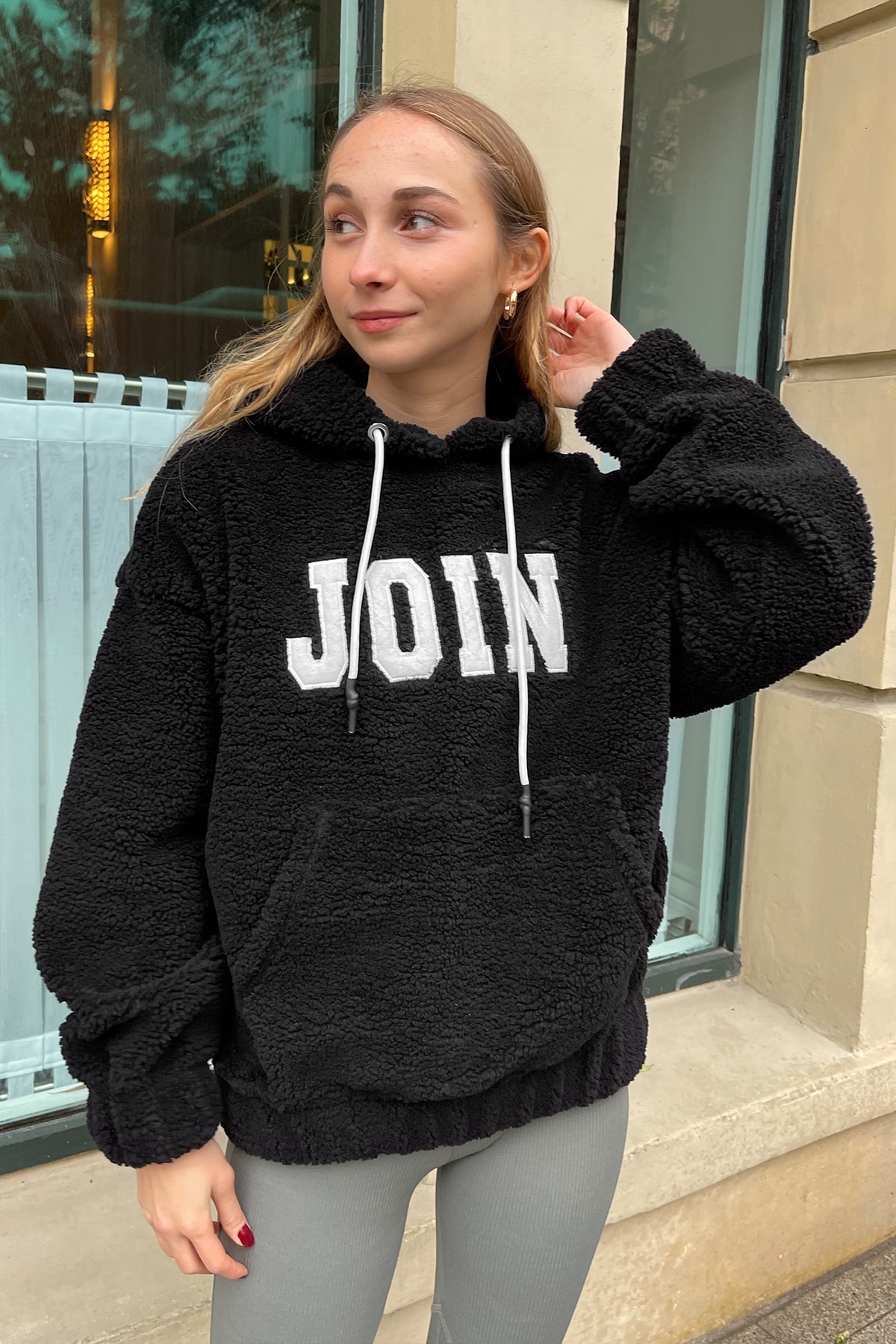 SHELOVEIT Siyah Kapüşonlu Kargo Cepli Beli Lastikli Peluş Yazılı Sweatshırt