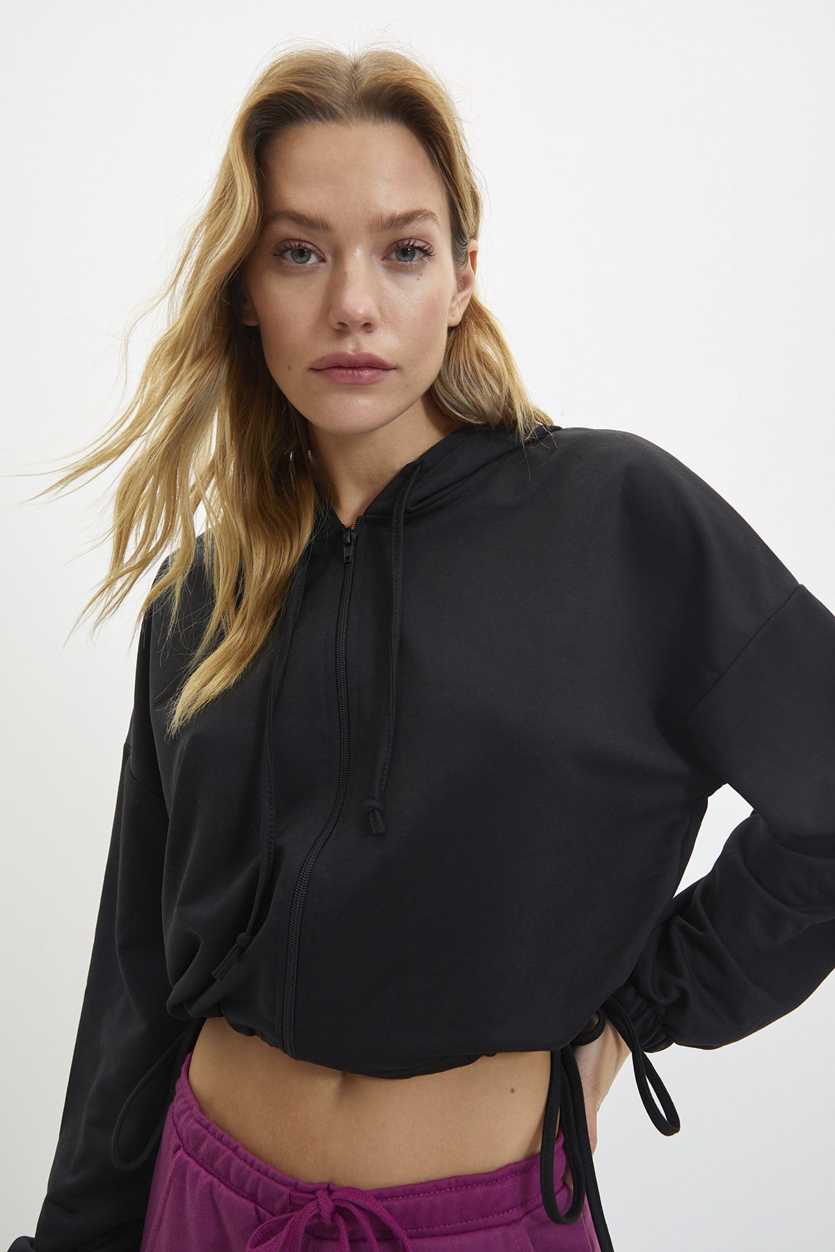 TRENDYOLMİLLA Siyah Fermuarlı Kapuşonlu Büzgü Detaylı Crop İnce Örme Sweatshirt TWOAW22SW1576