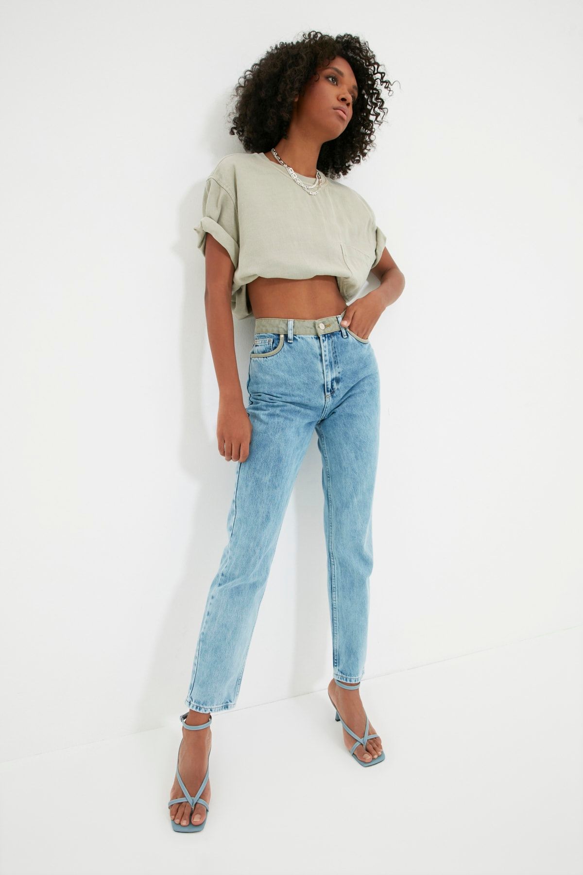 TRENDYOLMİLLA Mavi Renk Bloklu Yüksek Bel Bootcut Jeans TWOAW22JE0979