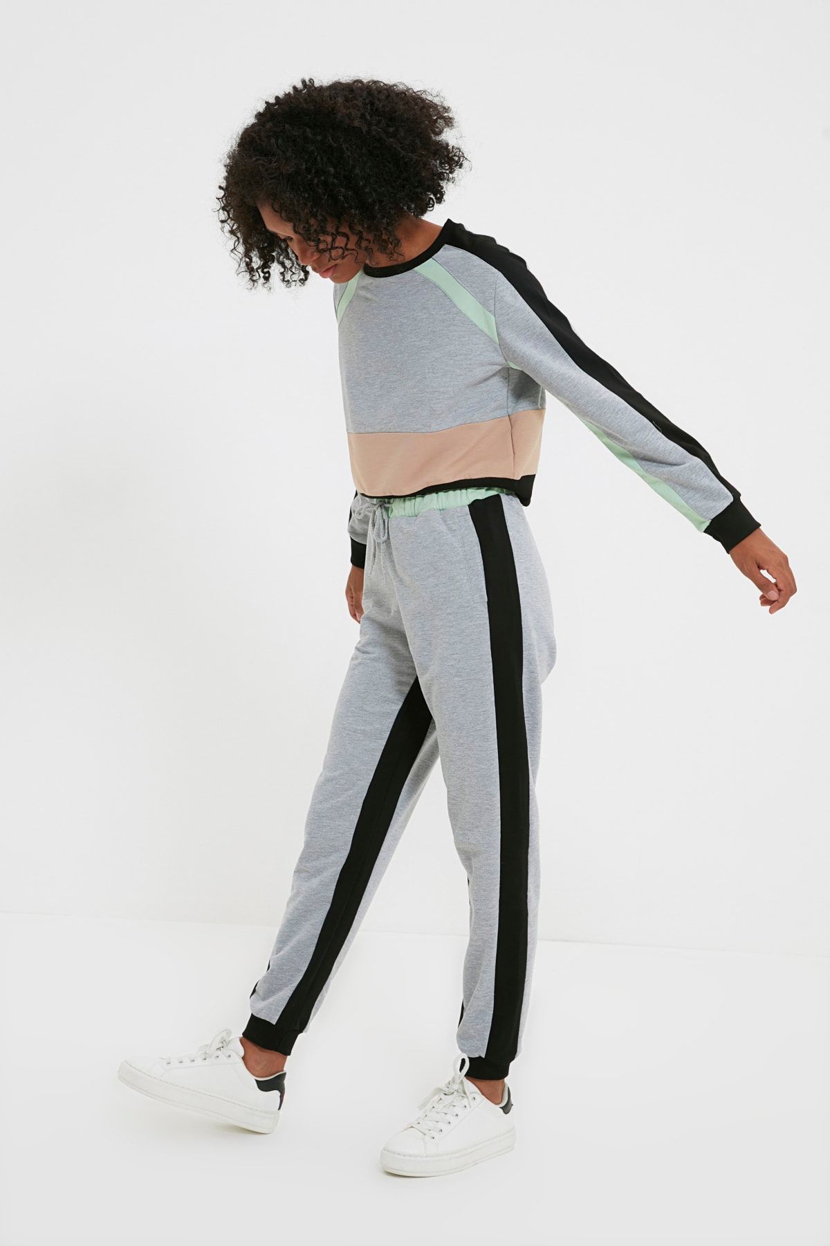 TRENDYOLMİLLA Gri Renk Bloklu Loose Jogger Spor Eşofman Altı TWOAW22EA0265
