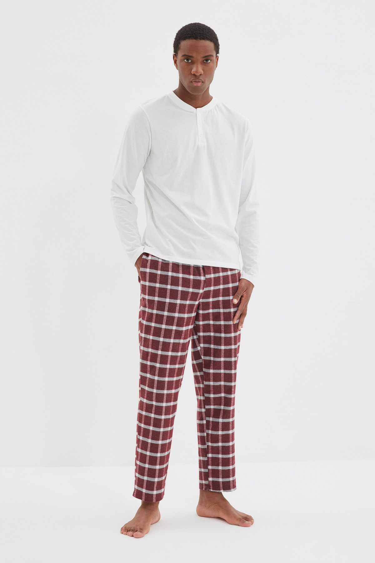 TRENDYOL MAN Ekru Erkek Regular Fit Alt Dokuma Ekose Üst Örme Pijama Takımı TMNAW22PT1378