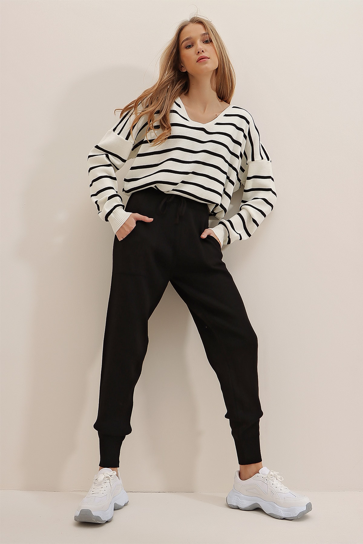 Trend Alaçatı Stili Kadın Siyah-Beyaz V Yaka Crop Triko Kazak Ve Pantolonlu İkili Takım ALC-X7454