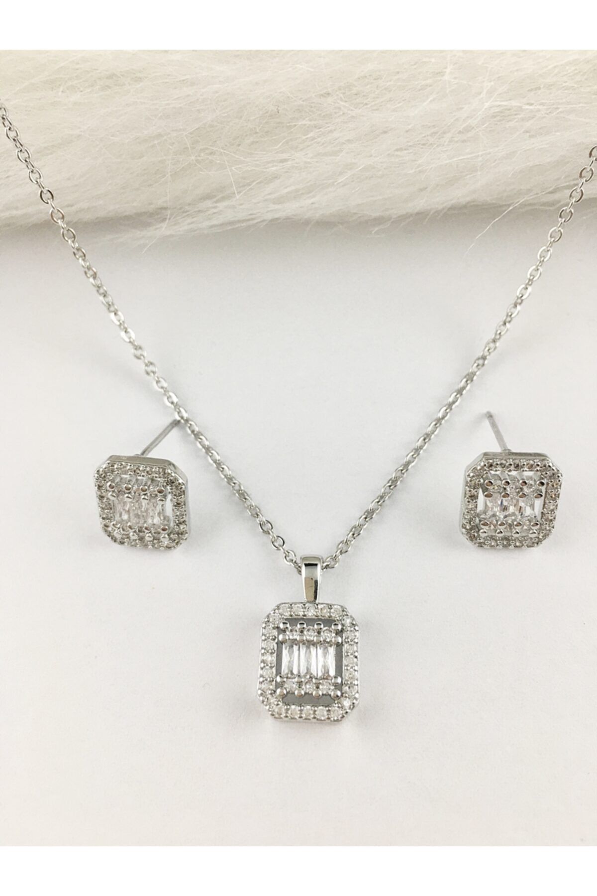 DS DİAMONDSHOP Kadın Kolye Küpe Zirkon Baget Taşlı Set 105