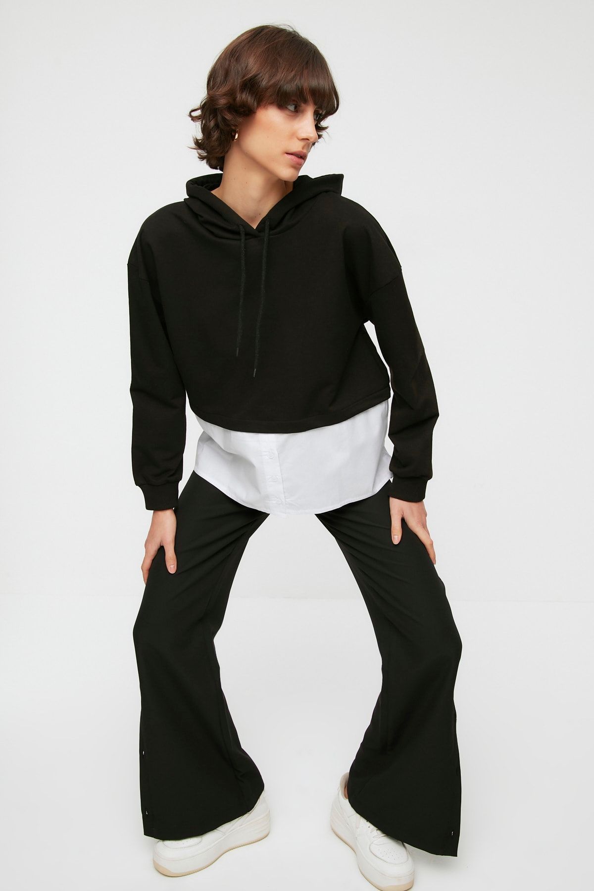 TRENDYOLMİLLA Siyah Basic İnce Örme Sweatshirt TWOAW22SW1253