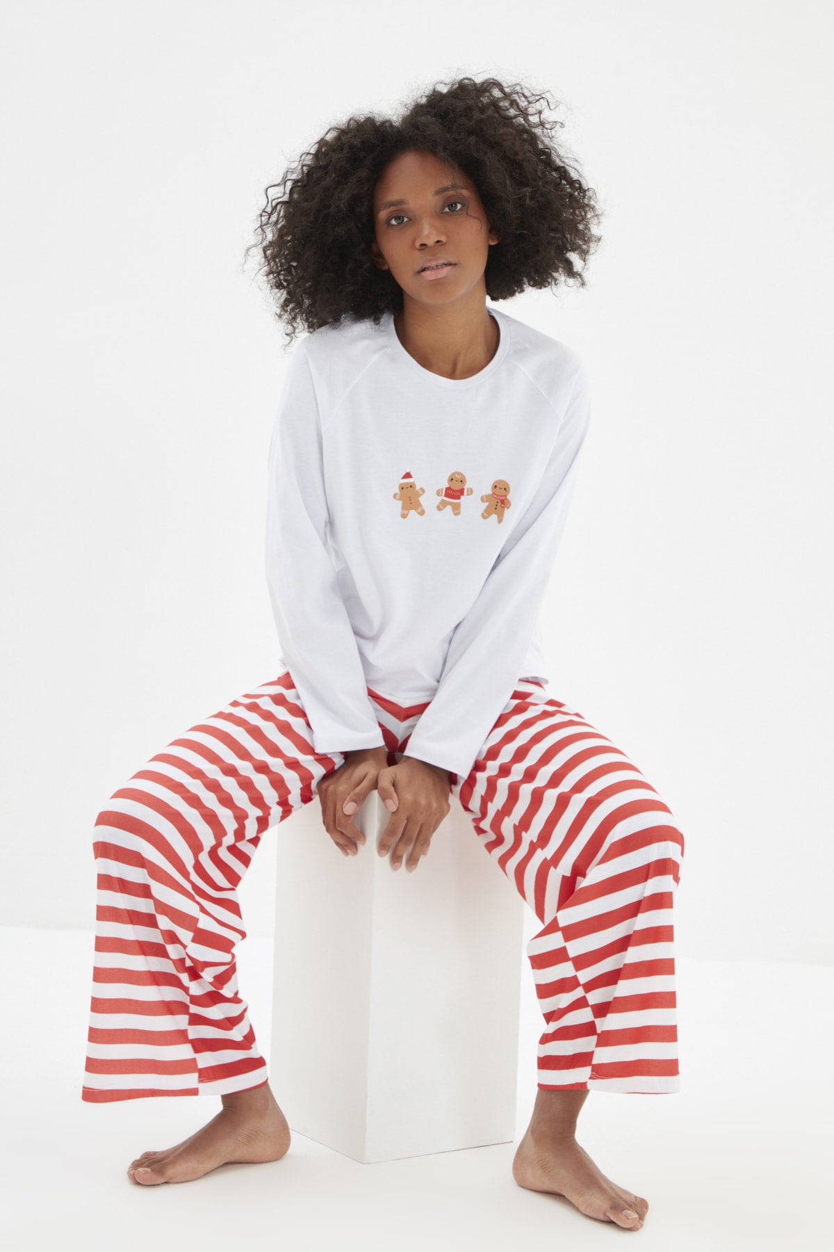 TRENDYOLMİLLA Kırmızı Yılbaşı Temalı Örme Pijama Takımı THMAW22PT1119