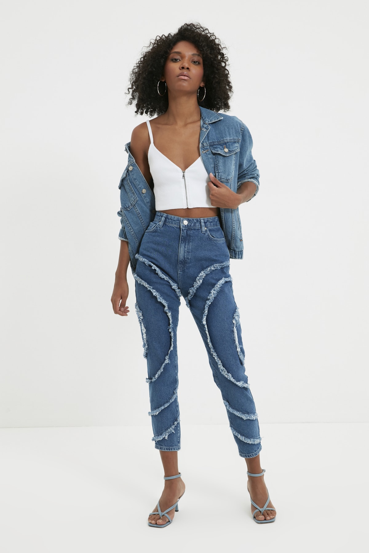TRENDYOLMİLLA Mavi Püsküllü Yüksek Bel Mom Jeans TWOAW22JE1253