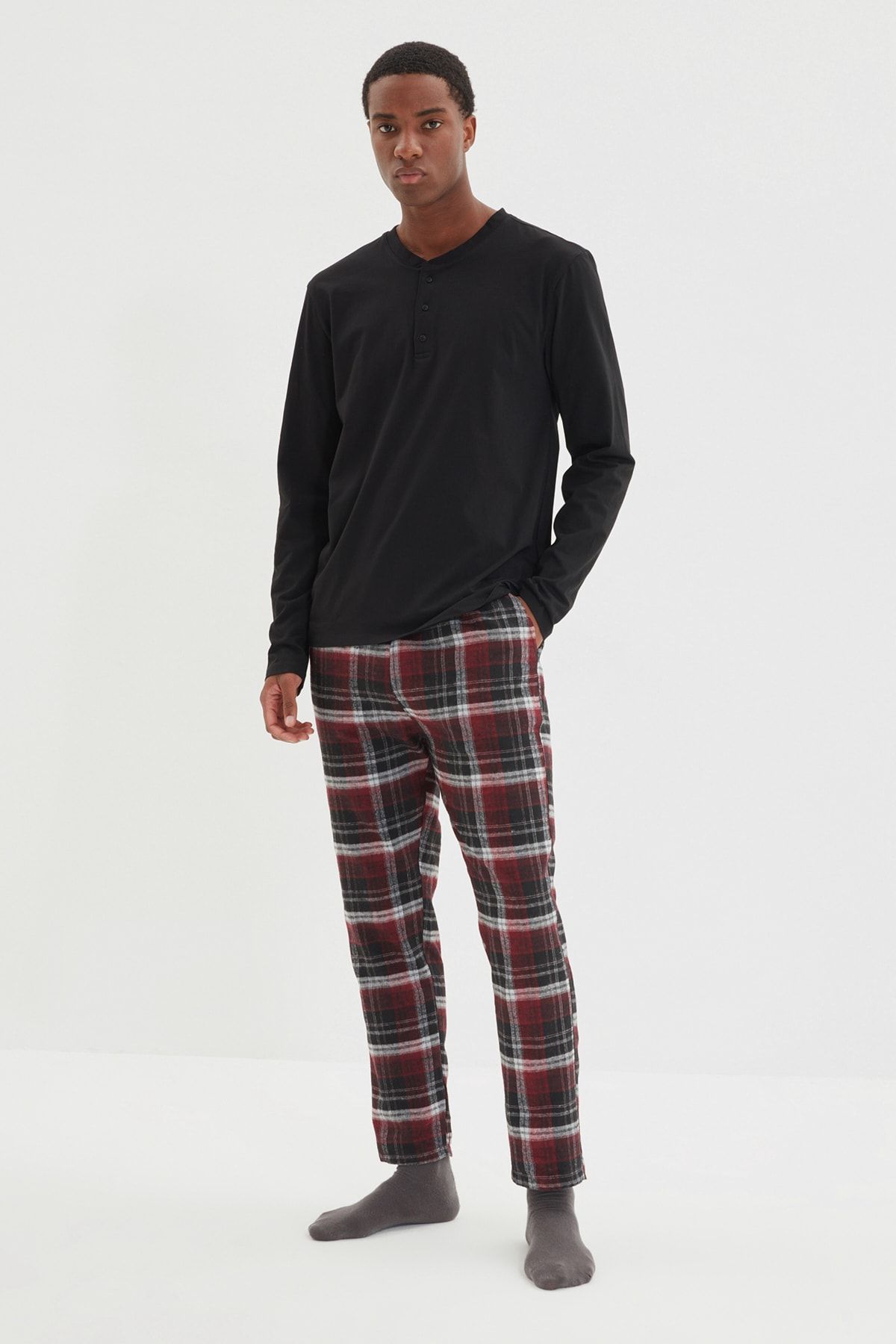 TRENDYOL MAN Siyah Erkek Regular Fit Alt Ekose Üst Patlı Örme Pijama Takımı TMNAW22PT1229