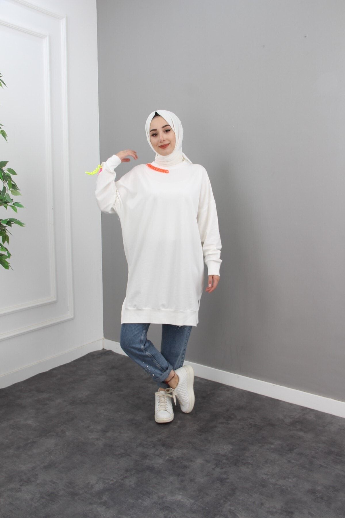Esvet Kadın Beyaz Tesettür Renkli Zincir Detaylı Basic Sweatshirt