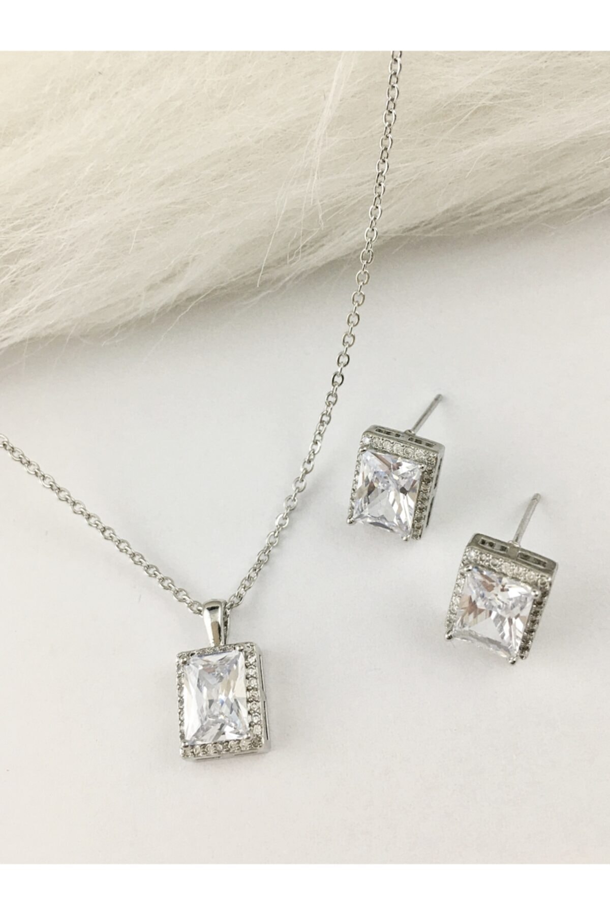 DS DİAMONDSHOP Kadın Kolye Küpe Zirkon Baget Taşlı Set 107