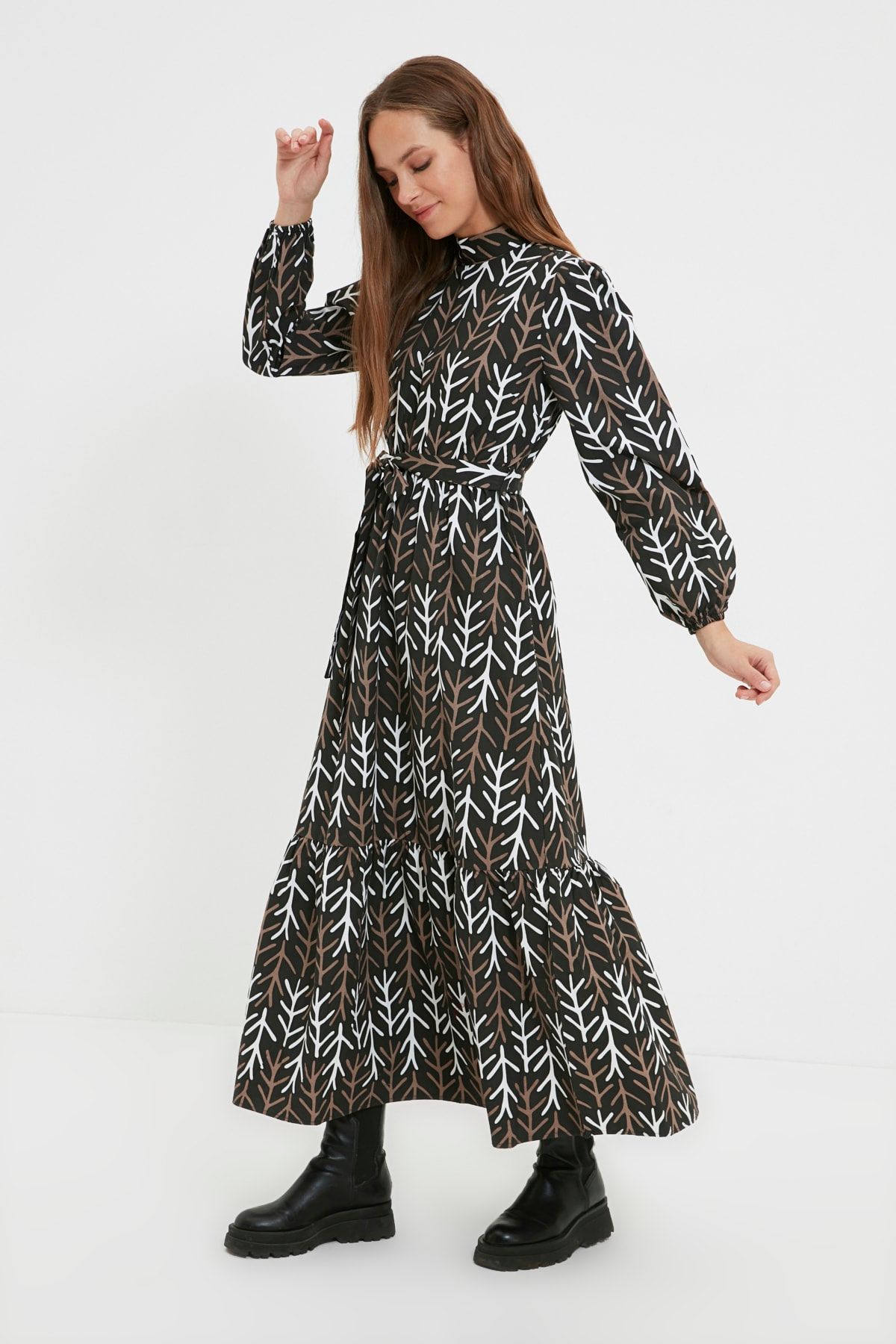 Trendyol Modest Siyah Dik Yaka Desenli Kuşaklı Elbise TCTAW22EB0166