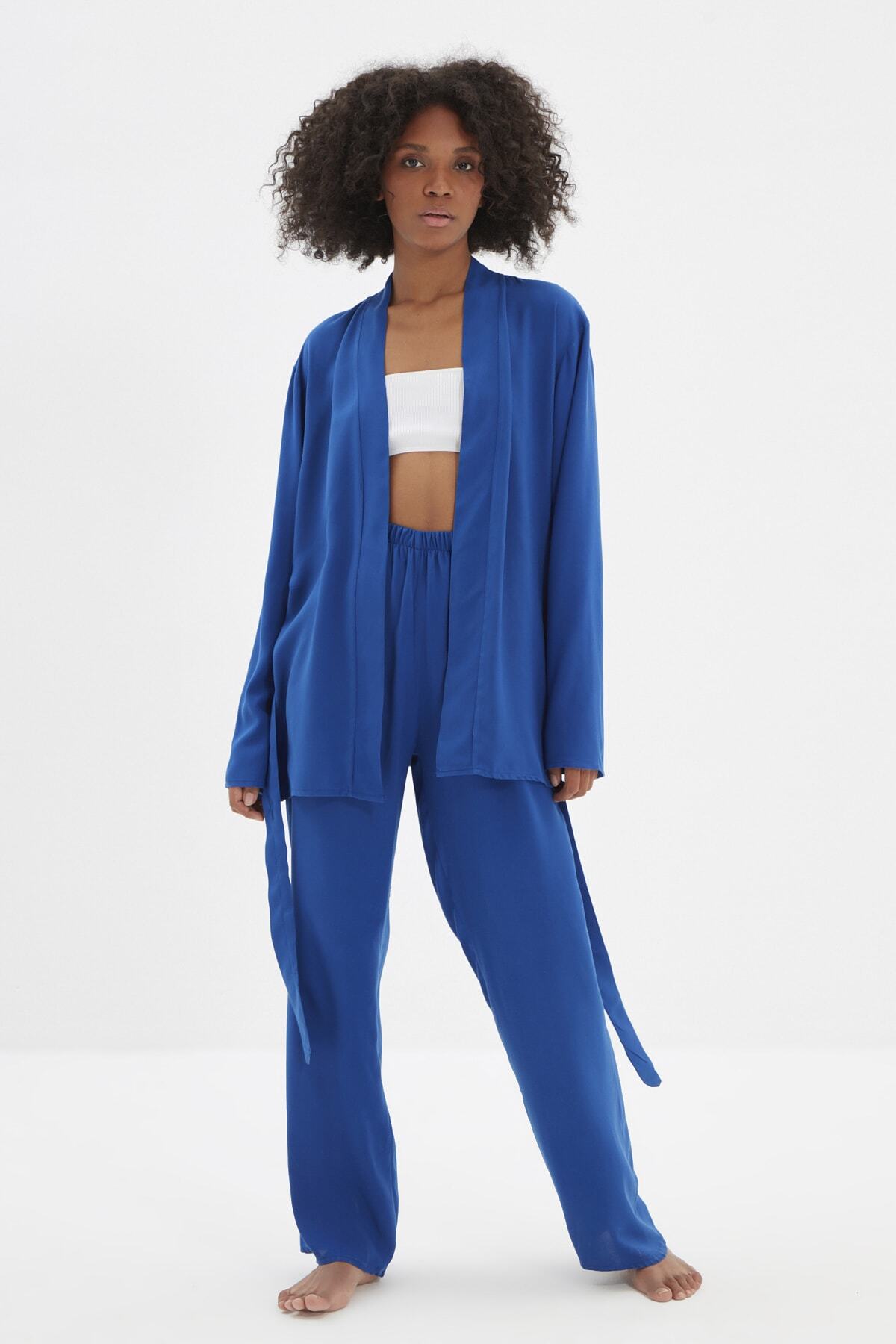 TRENDYOLMİLLA Lacivert Çizgili Viskon Dokuma Pijama Takımı THMAW22PT1324