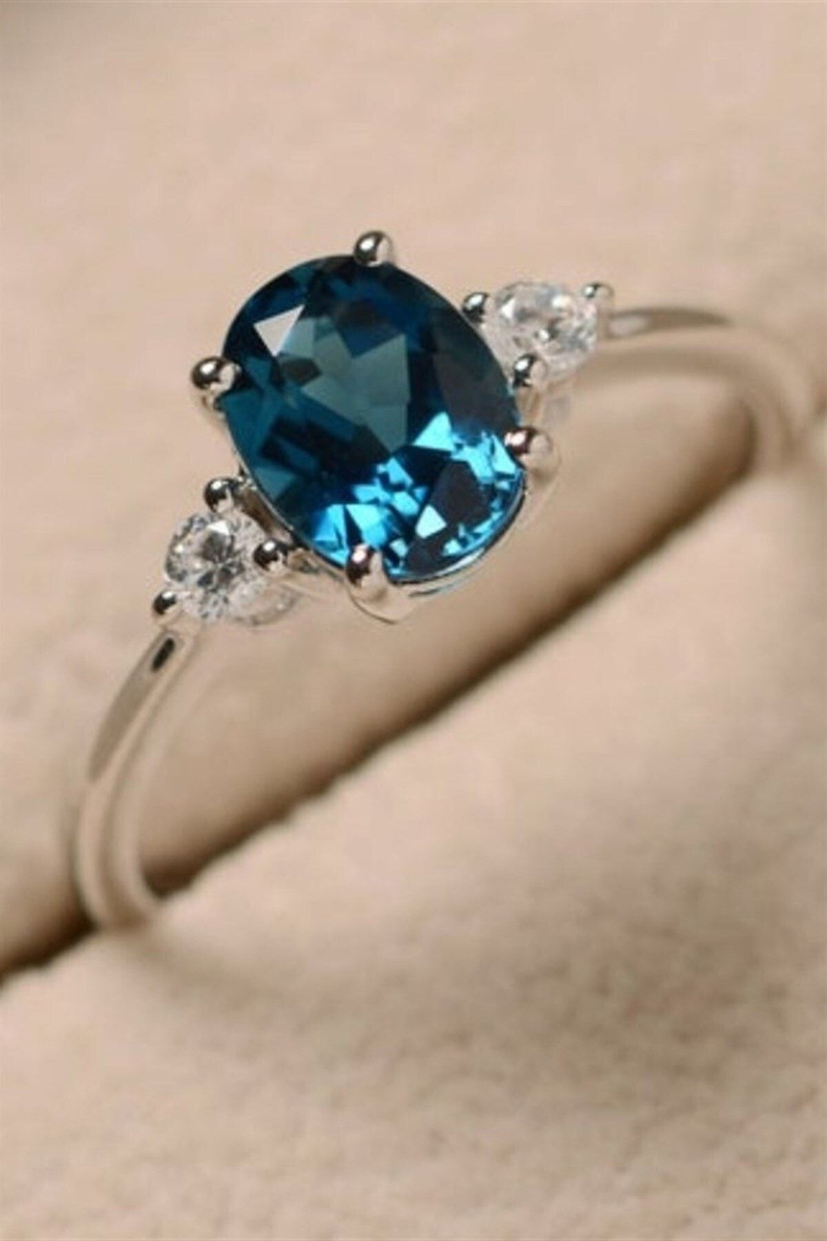 Cem Aykan Kuyumculuk London Blue Topaz Yan Taşları Pırlanta Tektaş Yüzük - Ak367