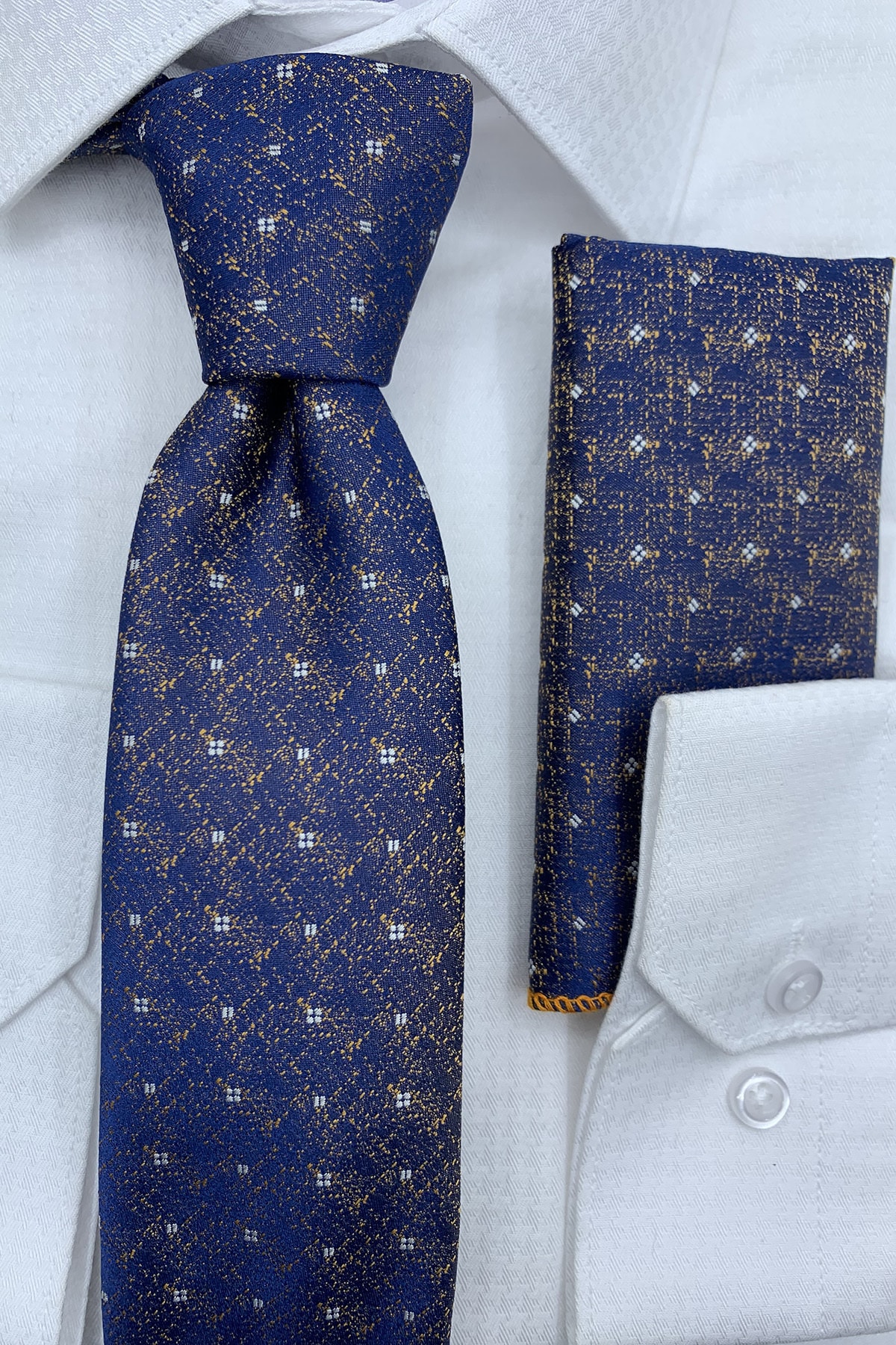 Quesste Accessory Erkek Mavi Gold Desenli Kravat Mendil Kutulu Set