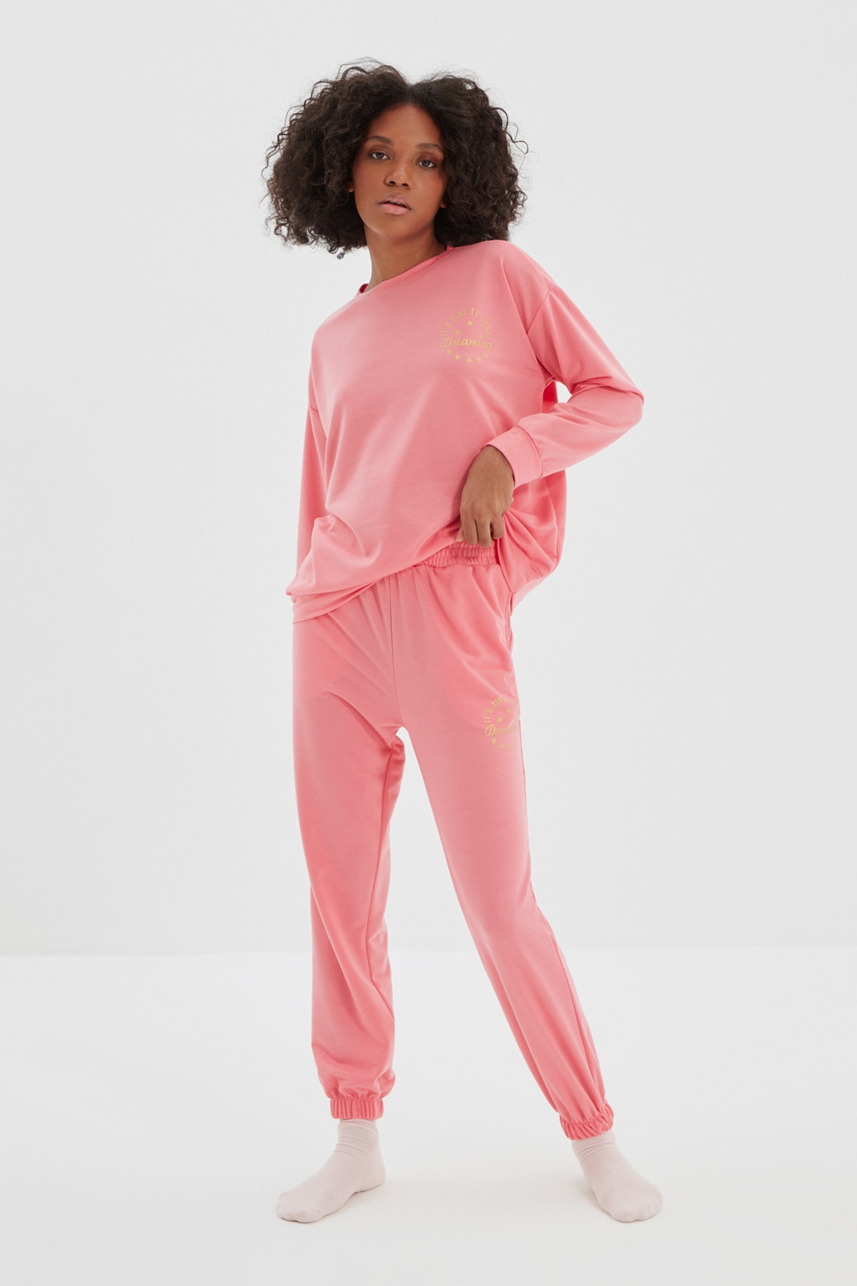 TRENDYOLMİLLA Pembe Baskı Detaylı Örme Pijama Takımı THMAW22PT0743