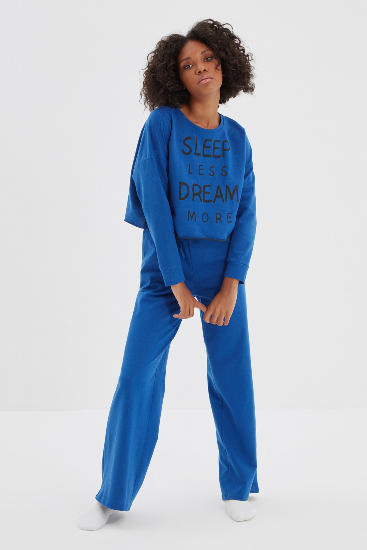 TRENDYOLMİLLA Mavi Slogan Baskılı Örme Pijama Takımı THMAW22PT1064