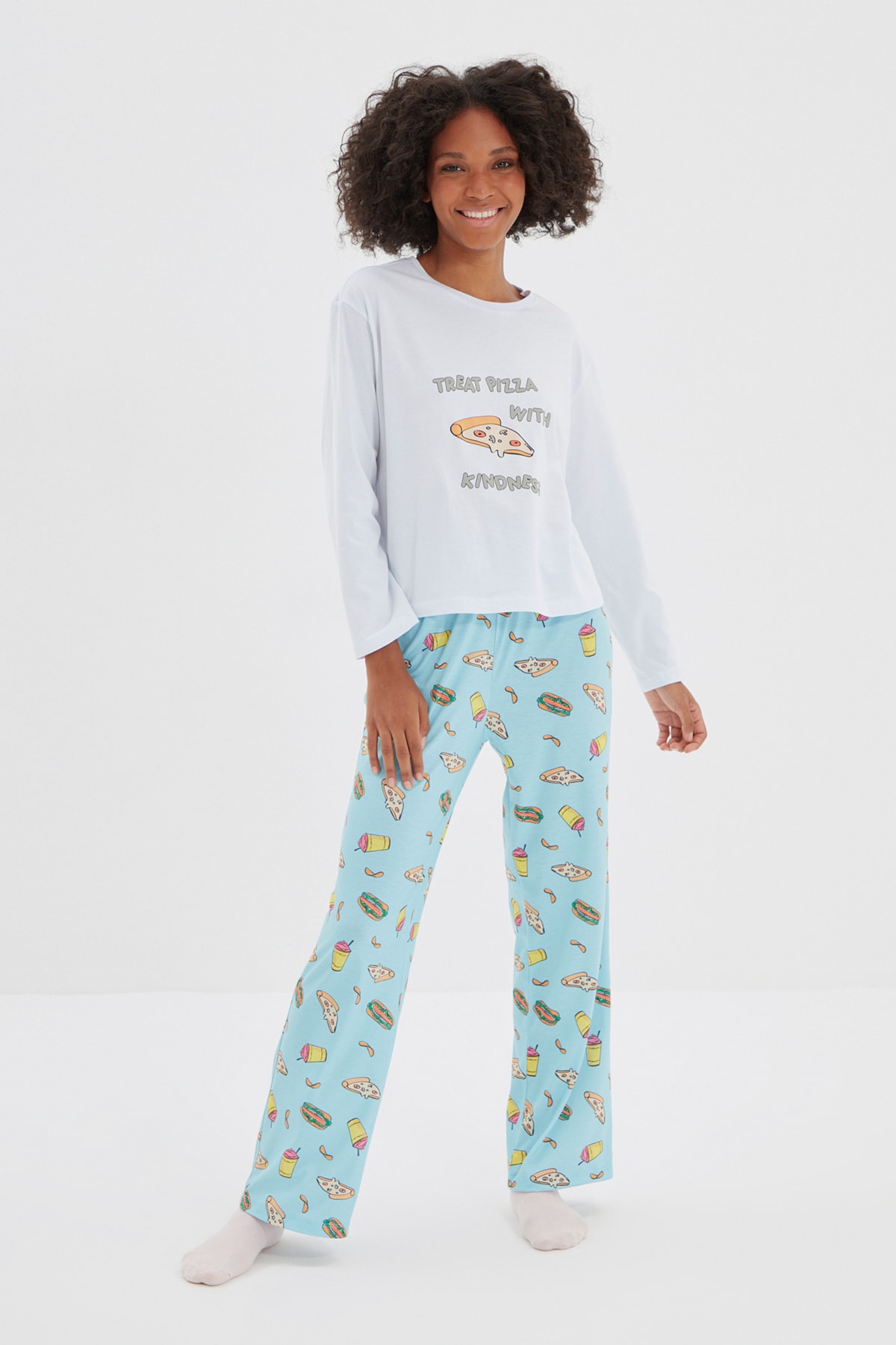 TRENDYOLMİLLA Çok Renkli Baskılı Örme Pijama Takımı THMAW22PT1114