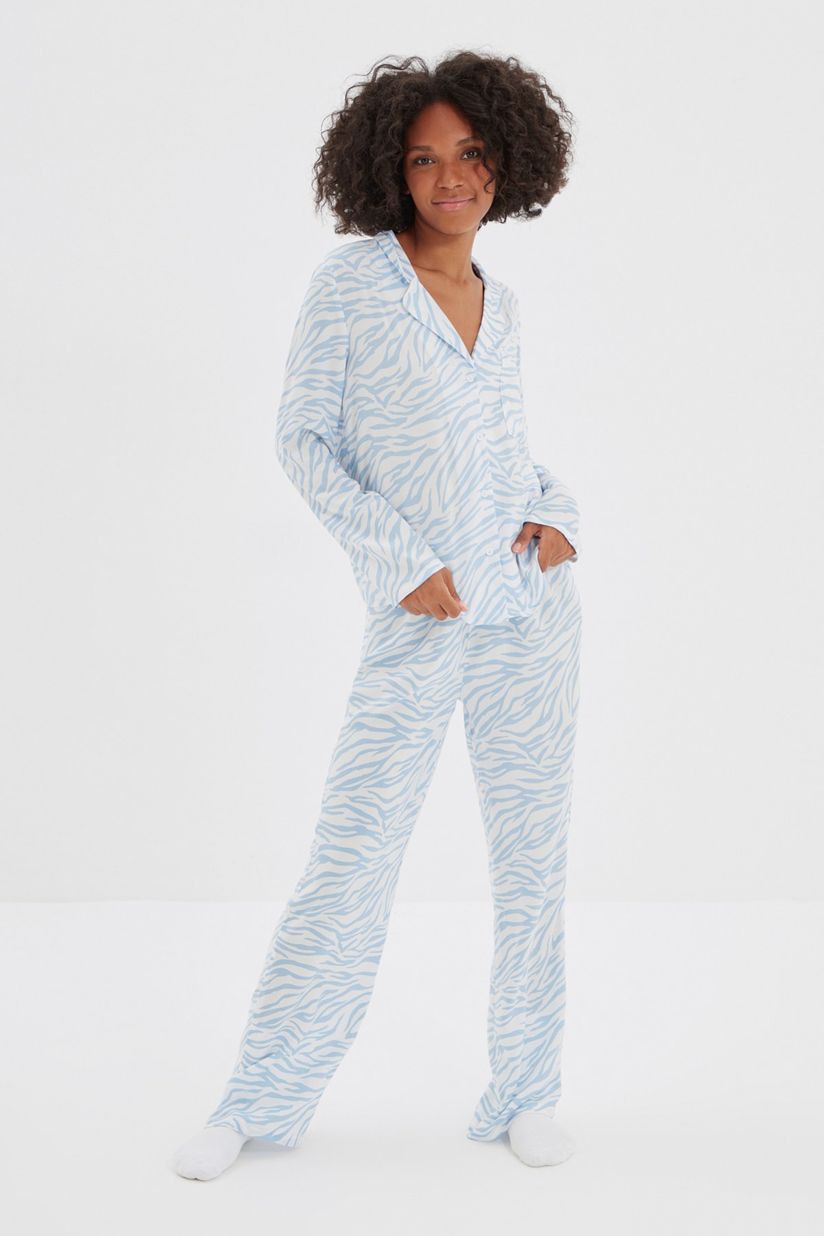 TRENDYOLMİLLA Mavi-Çok Renkli Zebra Desenli Viskon Dokuma Pijama Takımı THMAW22PT0343