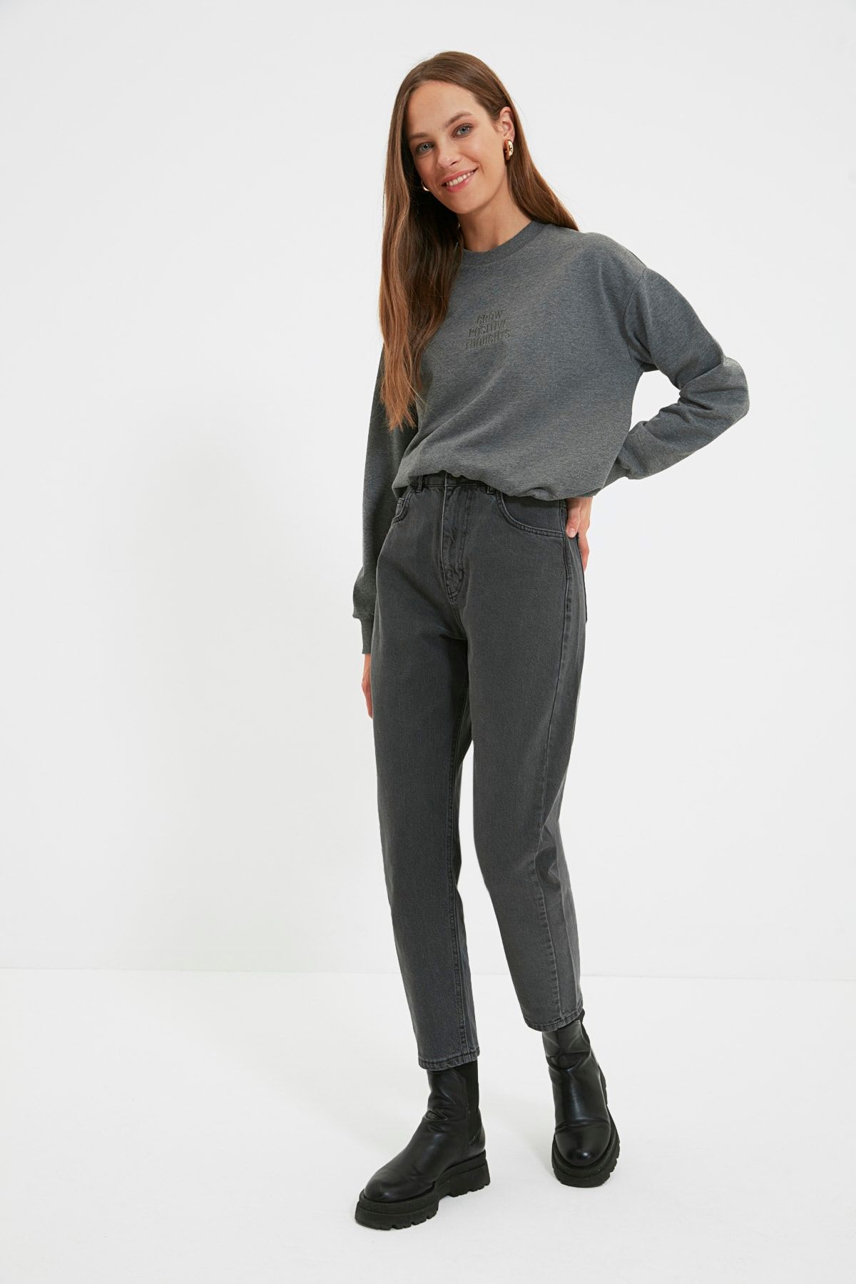 Trendyol Modest Gri Düğme Kapamalı Yüksek Bel Mom Jeans TCTAW22JE0668