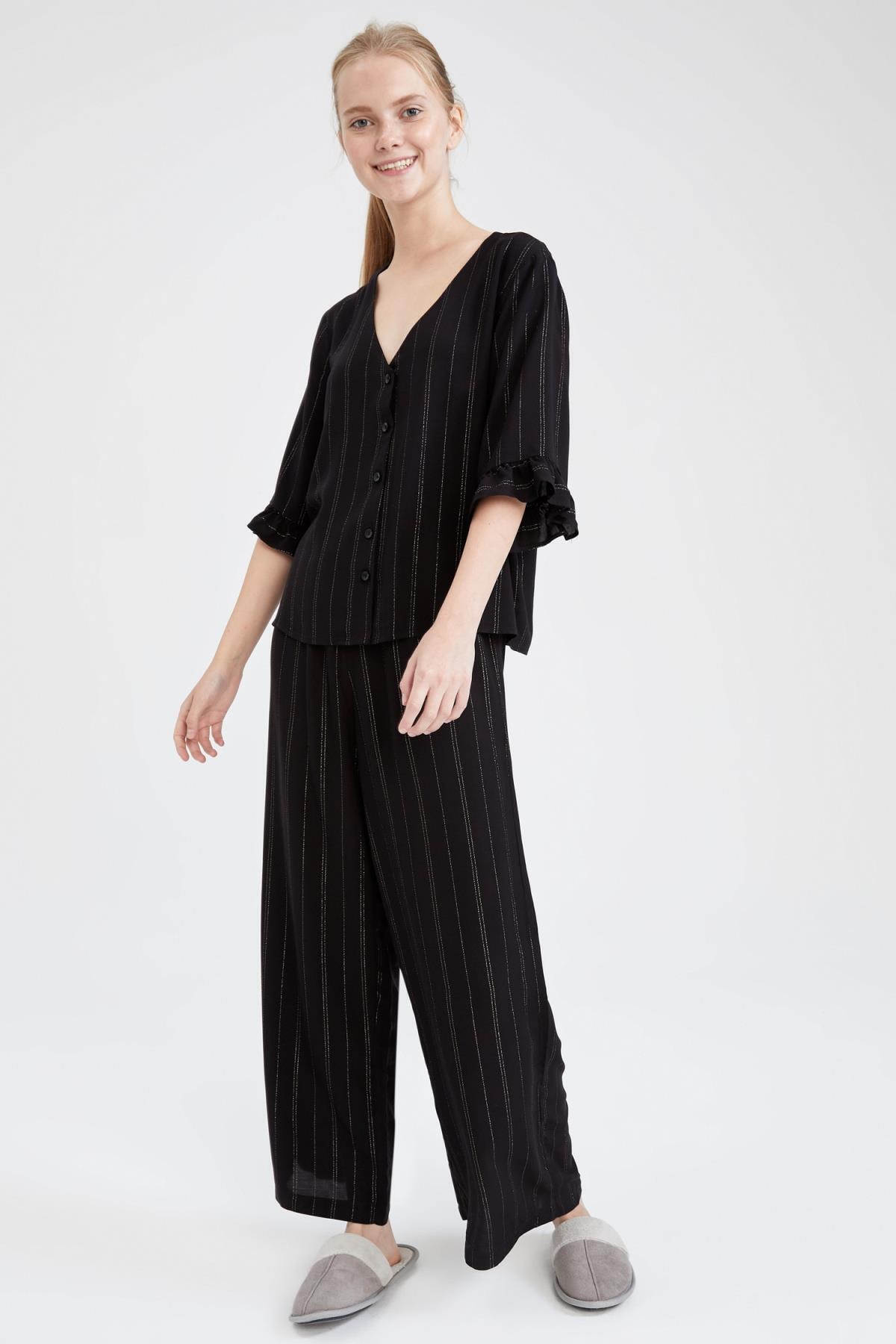 DeFacto Fall In Love Regular Fit Yılbaşı Temalı Çizgili Gömlek Tasarımlı Volanlı Yarım Kollu Pijama Takımı
