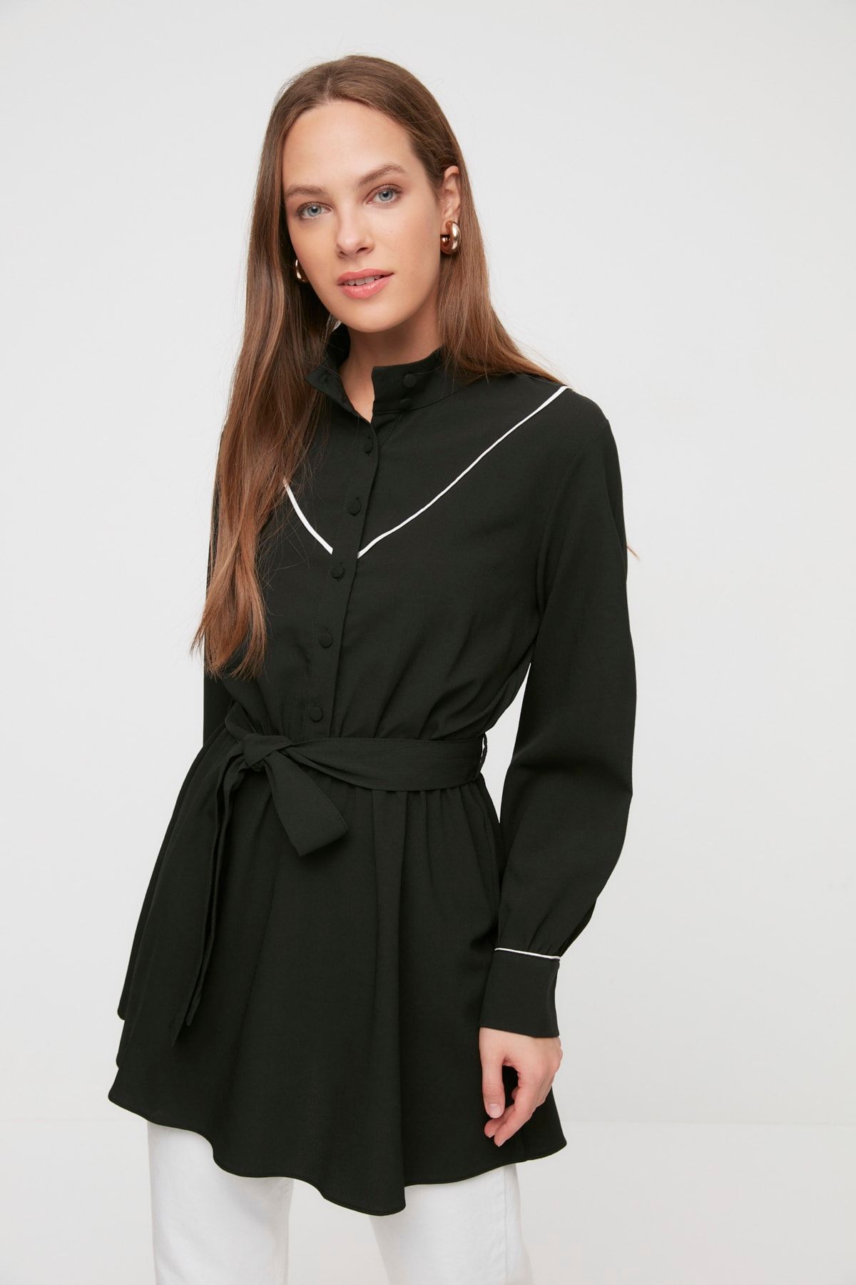 Trendyol Modest Siyah Dik Yaka Kuşaklı Tunik TCTAW22UK0230
