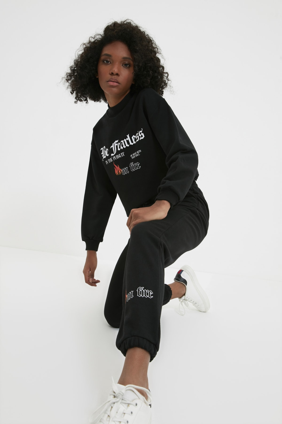 TRENDYOLMİLLA Siyah Loose Jogger Baskılı İnce Örme Eşofman Altı TWOAW22EA0462