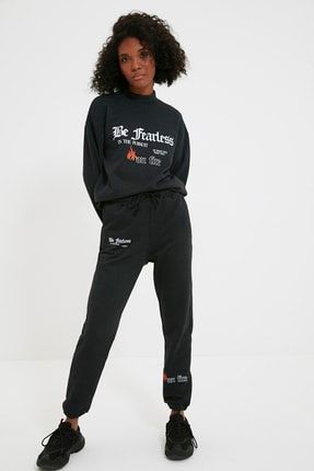 TRENDYOLMİLLA Antrasit Loose Jogger Baskılı İnce Örme Eşofman Altı TWOAW22EA0462