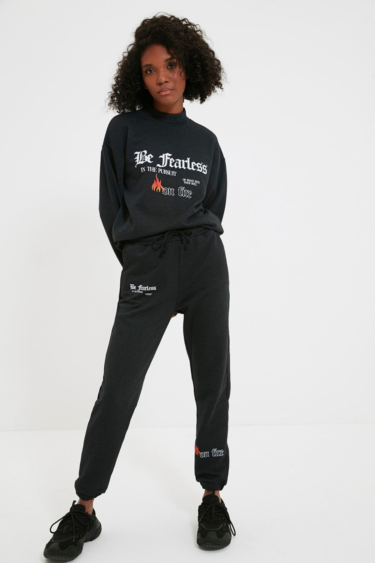 TRENDYOLMİLLA Antrasit Loose Jogger Baskılı İnce Örme Eşofman Altı TWOAW22EA0462
