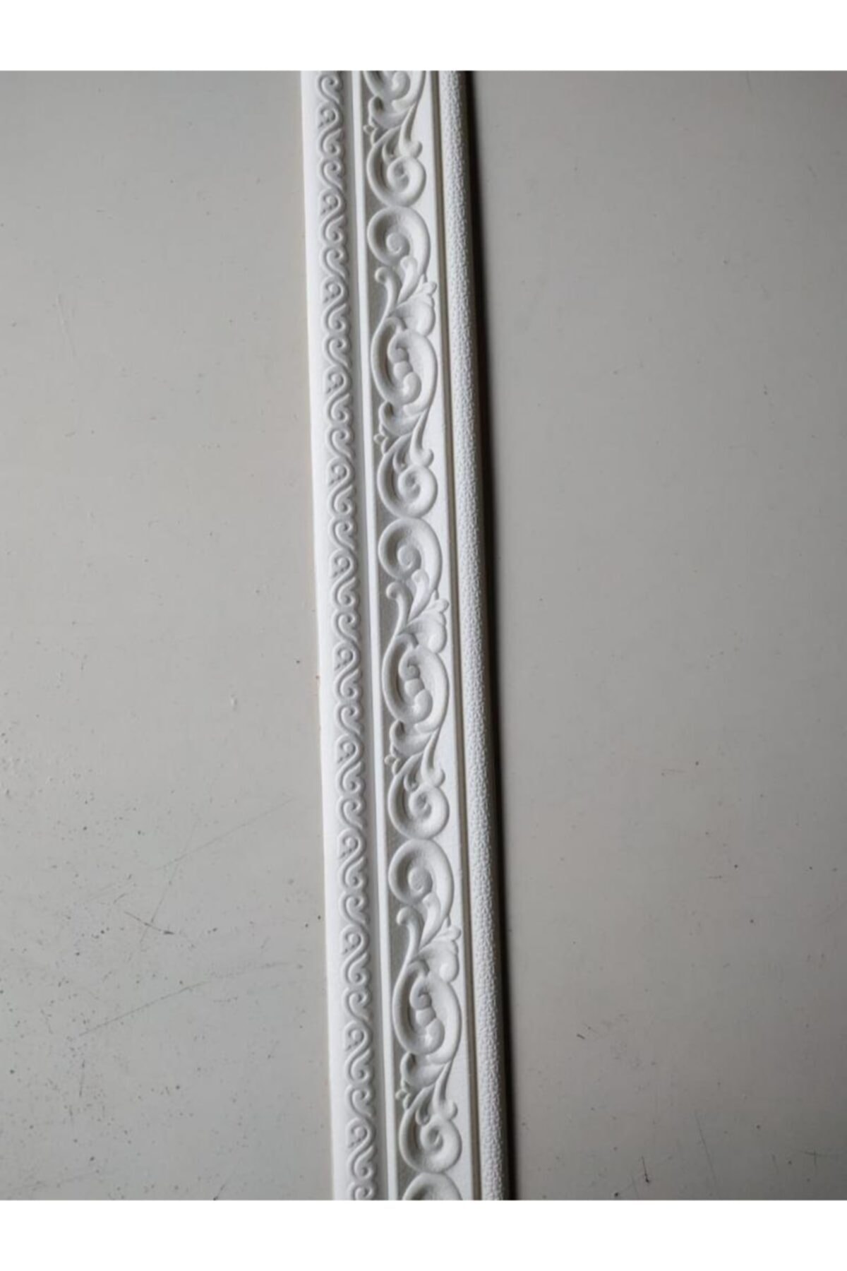 Renkli Duvarlar Beyaz Motifli 8cm-115cm Yapışkanlı Çıta Çerçeve Süpürgelik