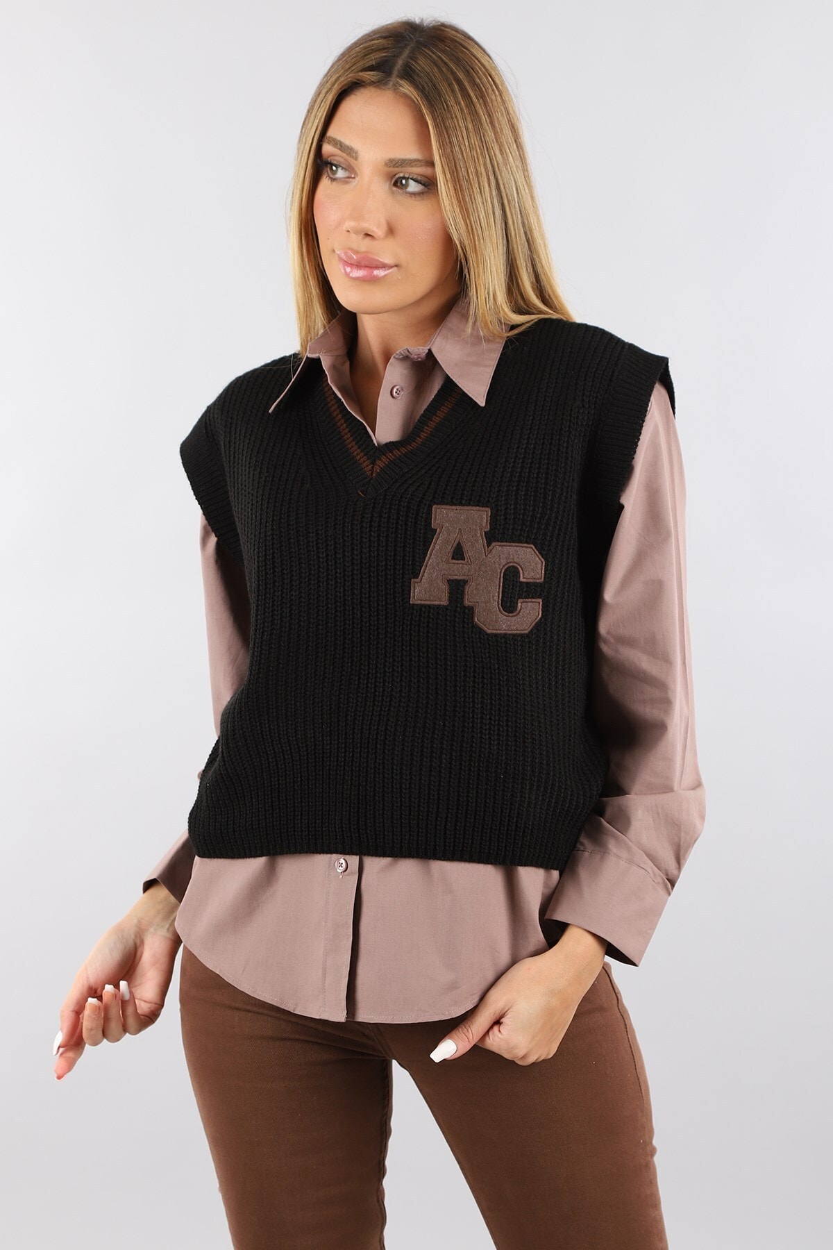 Arlin Kadın V Yaka Önü Kısa Arkası Uzun Yan Yırtmaçlı Armalı Siyah Süveter