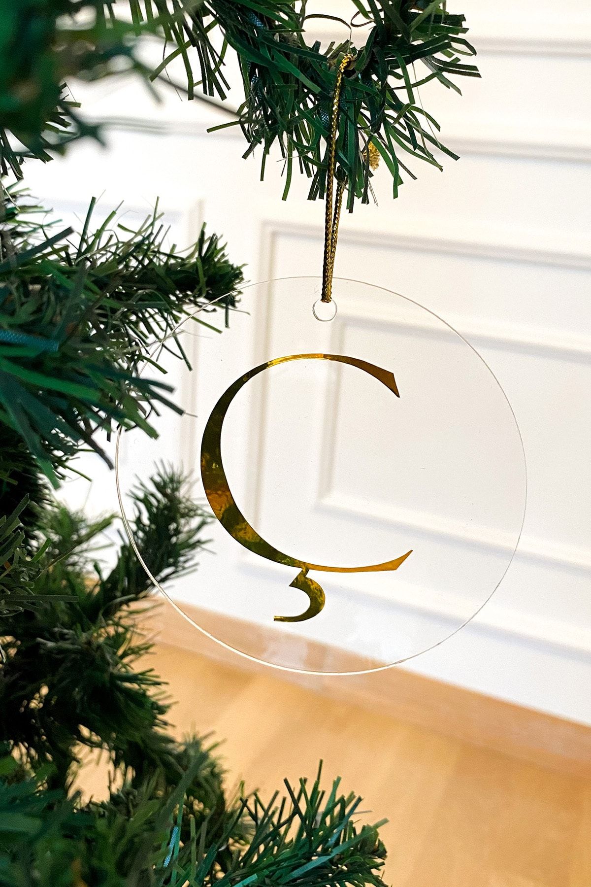 Gift and Story C Harfi Gold Pleksi Yılbaşı Ağaç Süsü