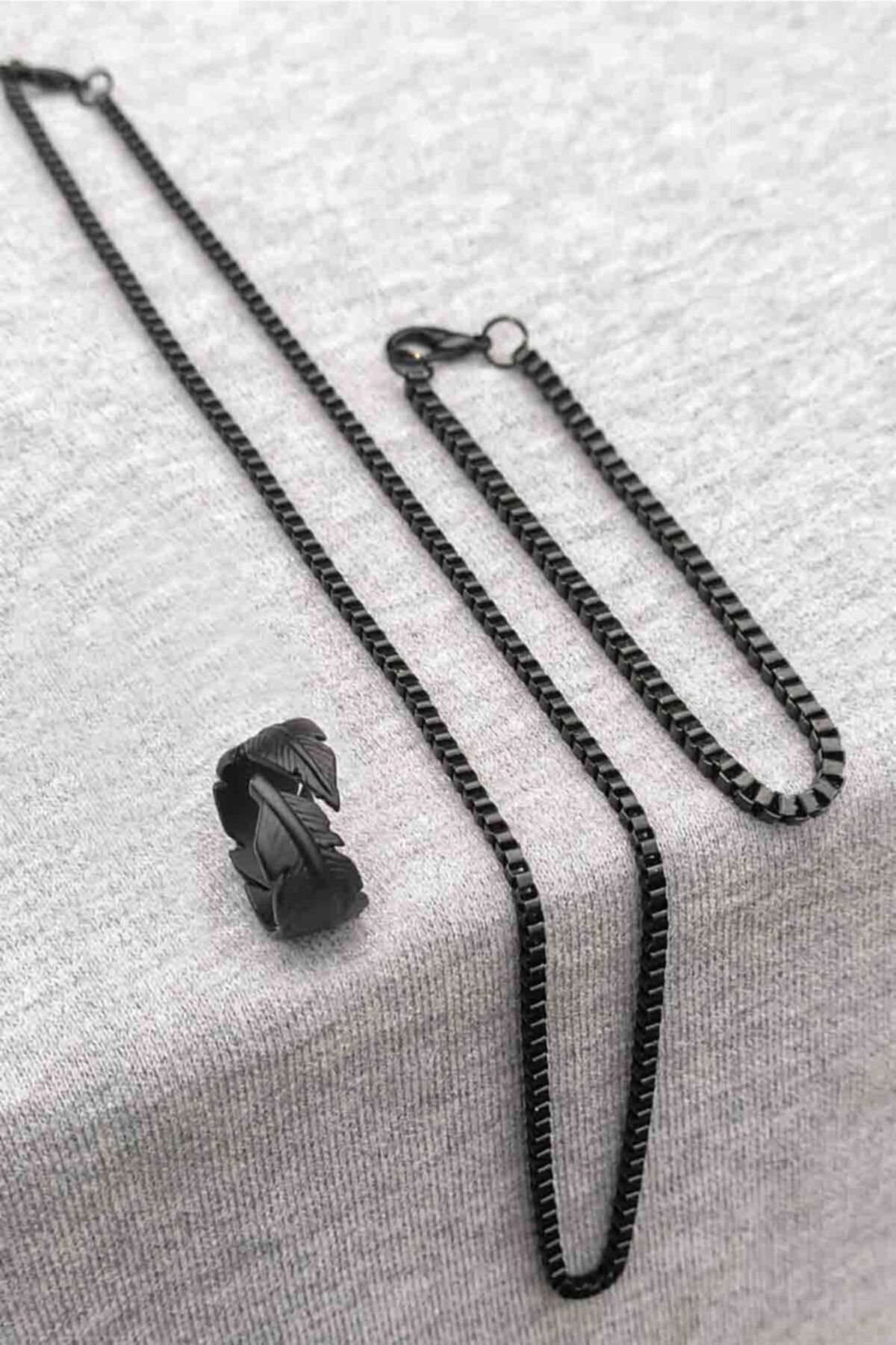 The Collection Yaprak Tüy Şekilli Ayarlanabilir Siyah Yüzük Küp Bileklik Ve Kolye Set