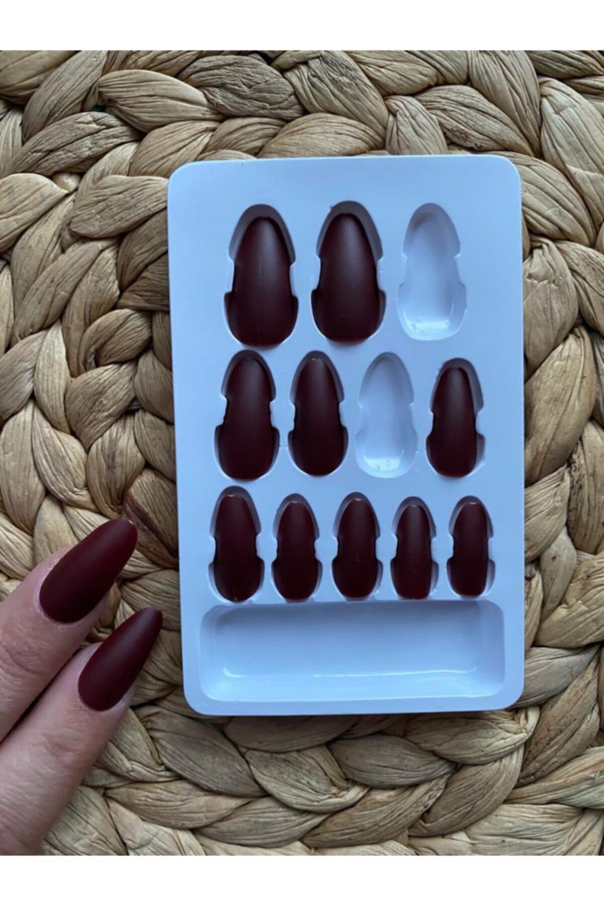 SYBELLE KOZMETİK 12 Adet Koyu Kırmızı Mat Oval Takma Tırnak