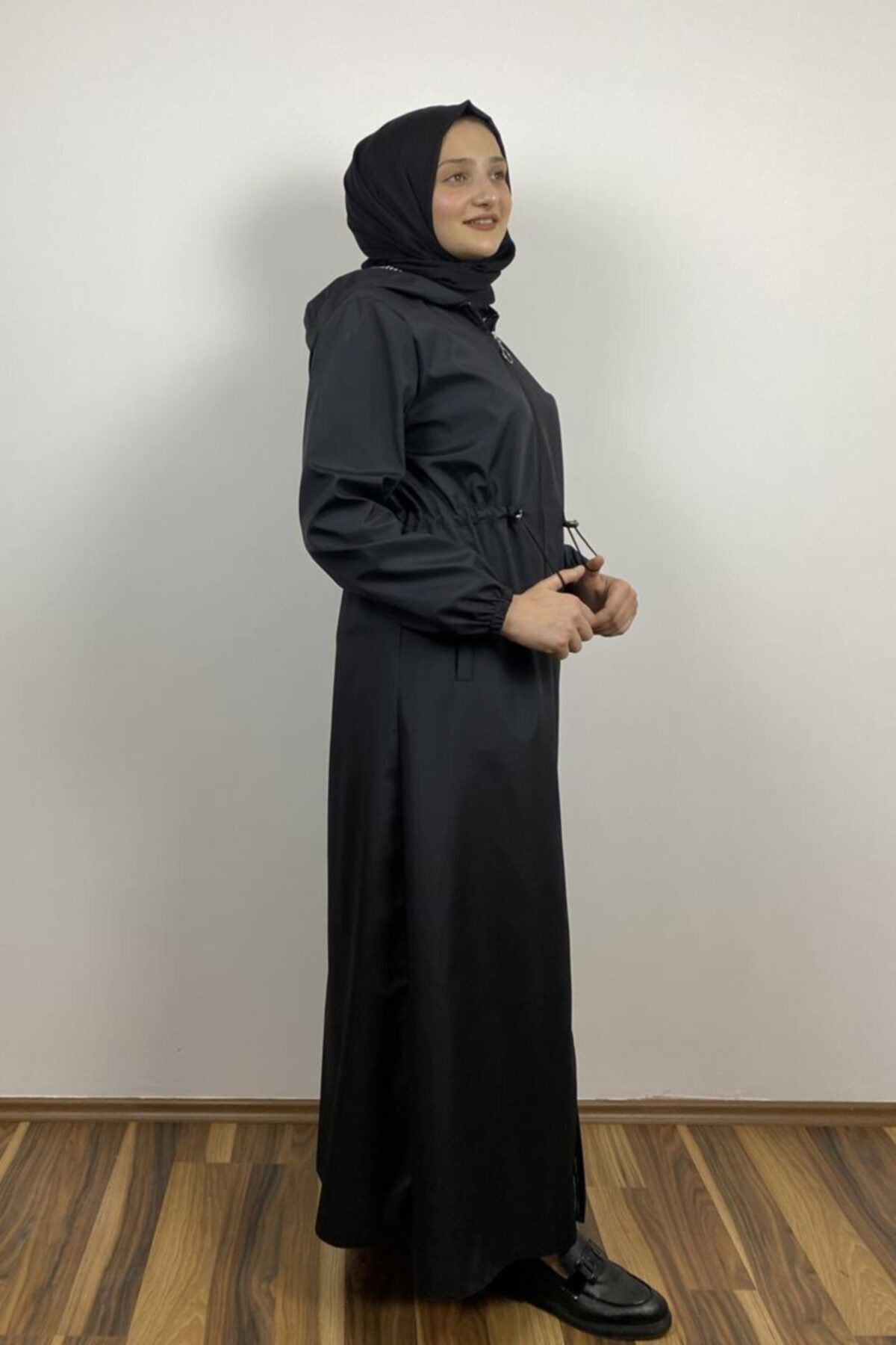 Deneme Kabinim Tesettür Bondit Kumaş Beli Lastikli Kapüşonlu Uzun Trençkot Siyah
