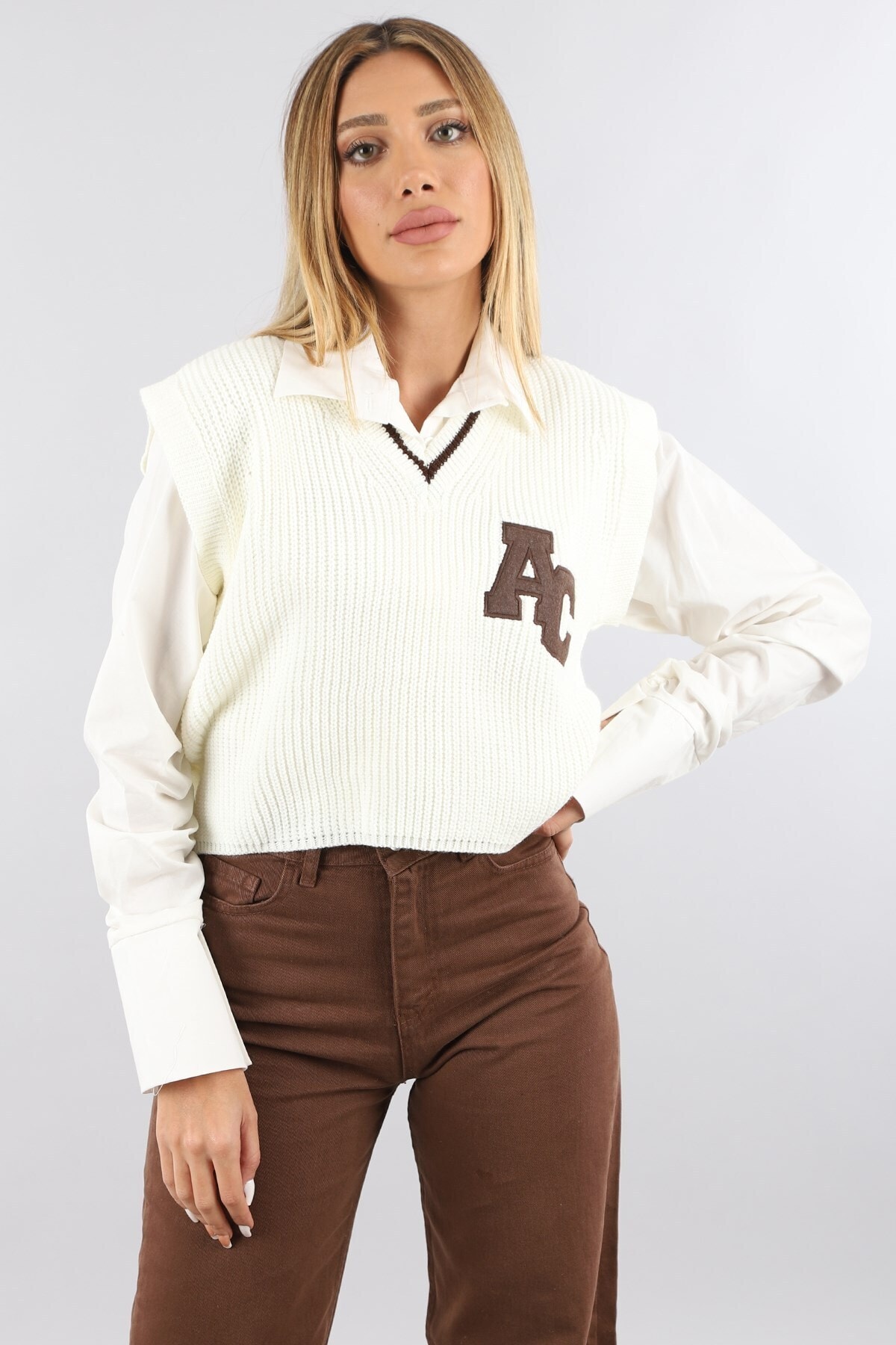 Arlin Kadın V Yaka Önü Kısa Arkası Uzun Yan Yırtmaçlı Armalı Ekru Süveter