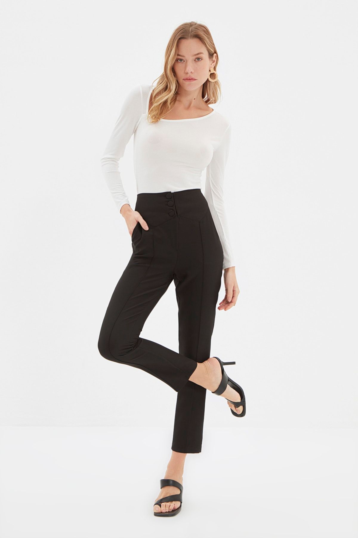 TRENDYOLMİLLA Siyah Önden Düğmeli Pantolon TWOAW22PL0390