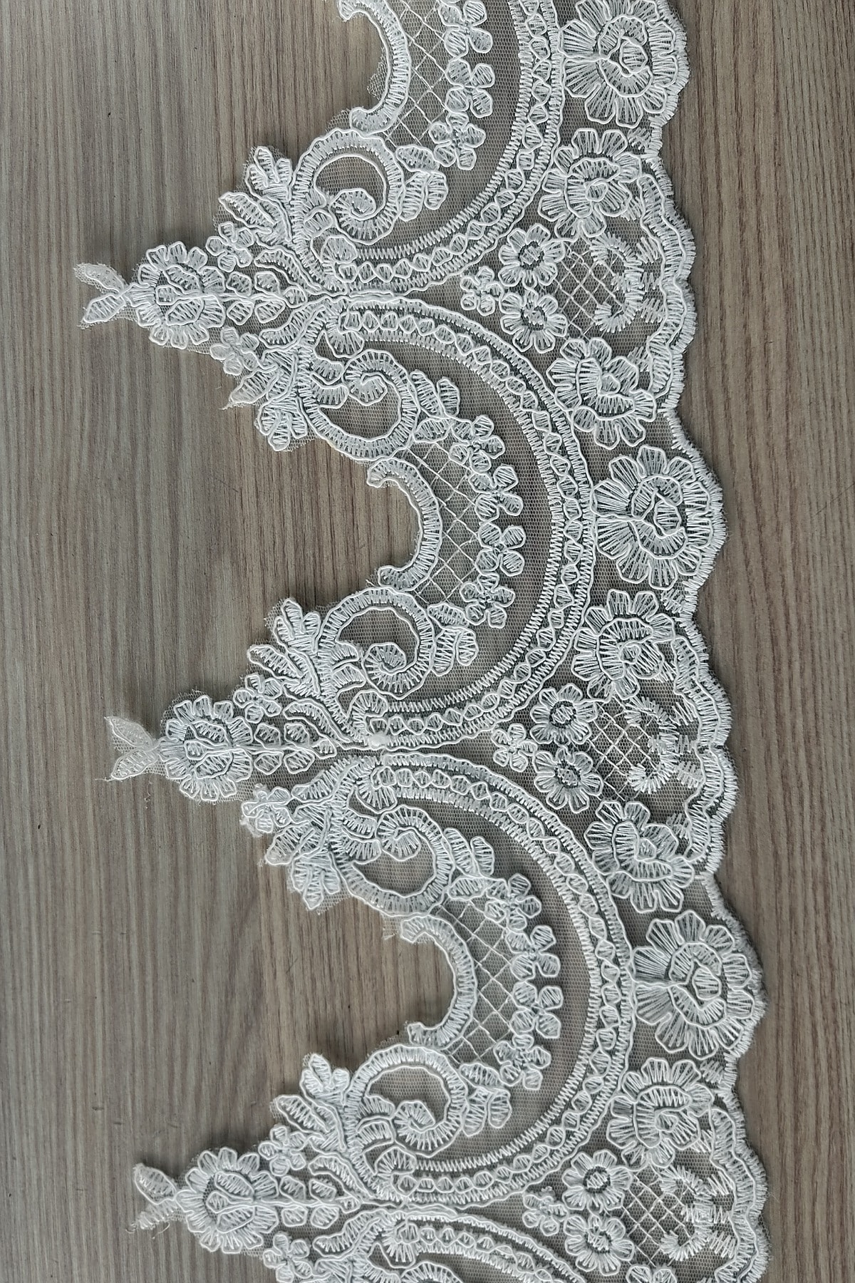 DUAYEN Fransız Güpür Dantel Tül Üzeri Işleme 1 Mt Kral Desen Beyaz