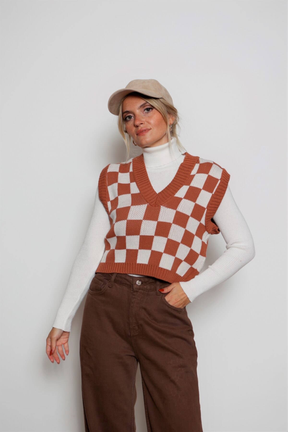 Pop Bun Kadın Camel Damalı Jakarlı V Yaka Süveter