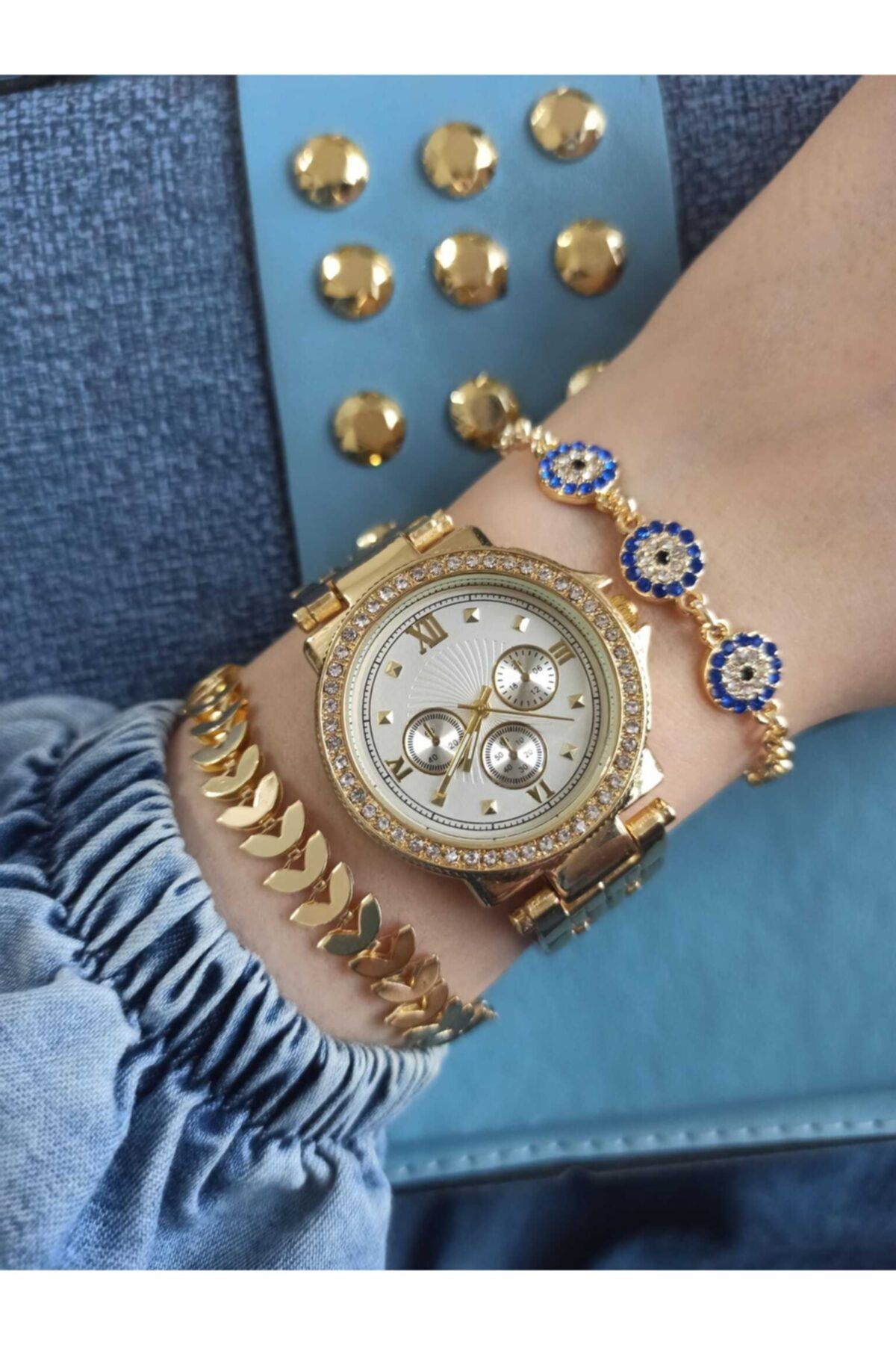 Arzu Butik Gold Renk Metal Kordon Kadın Kol Saati & Yanındaki Bileklikler İle Beraber