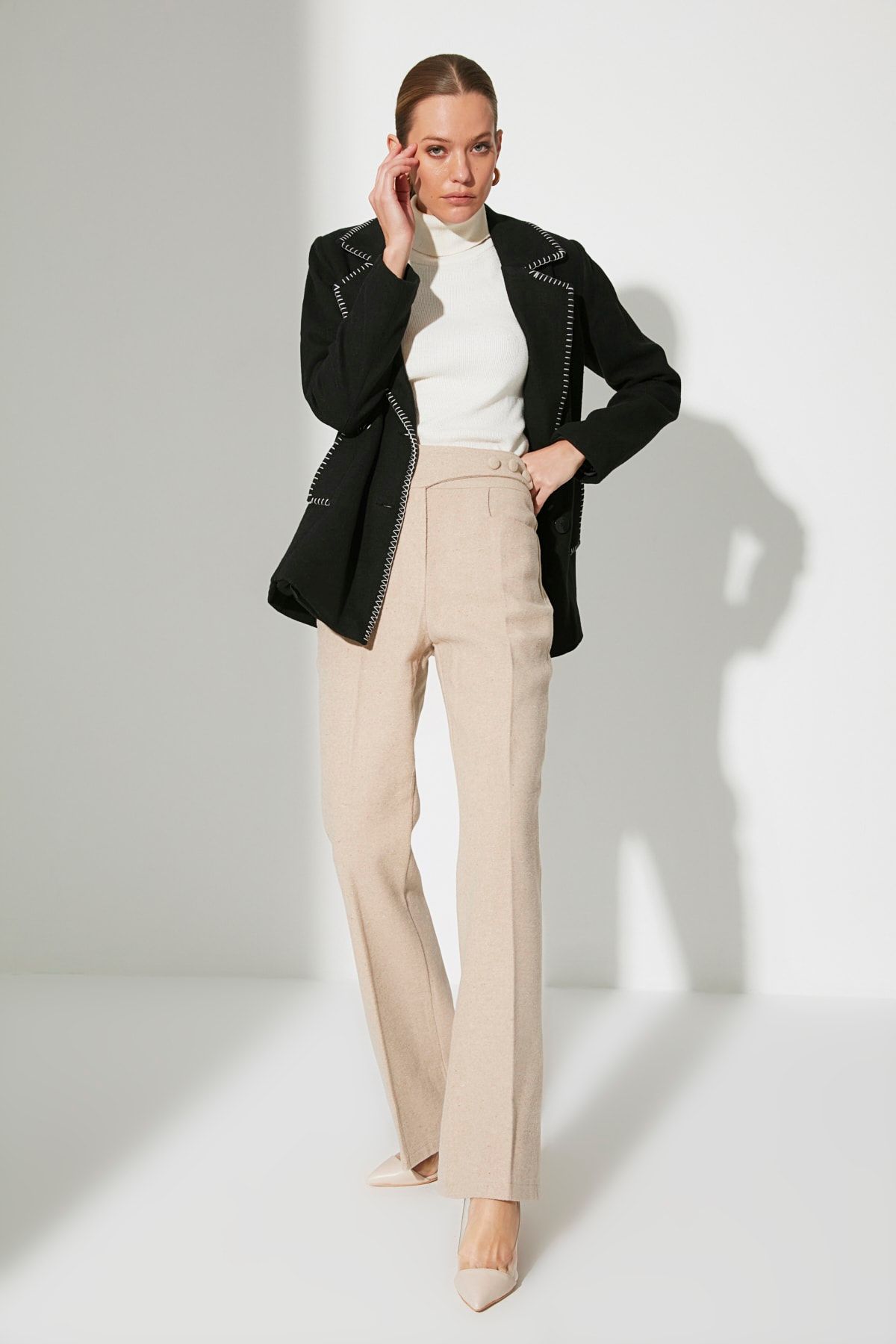 TRENDYOLMİLLA Bej Önden Düğmeli Pantolon TWOAW22PL0430