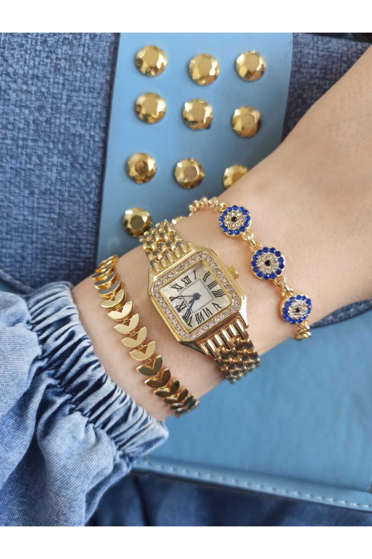 Arzu Butik Gold Renk Metal Kordon Kare Kadın Kol Saati Yanındaki Bileklikler Ile Beraber