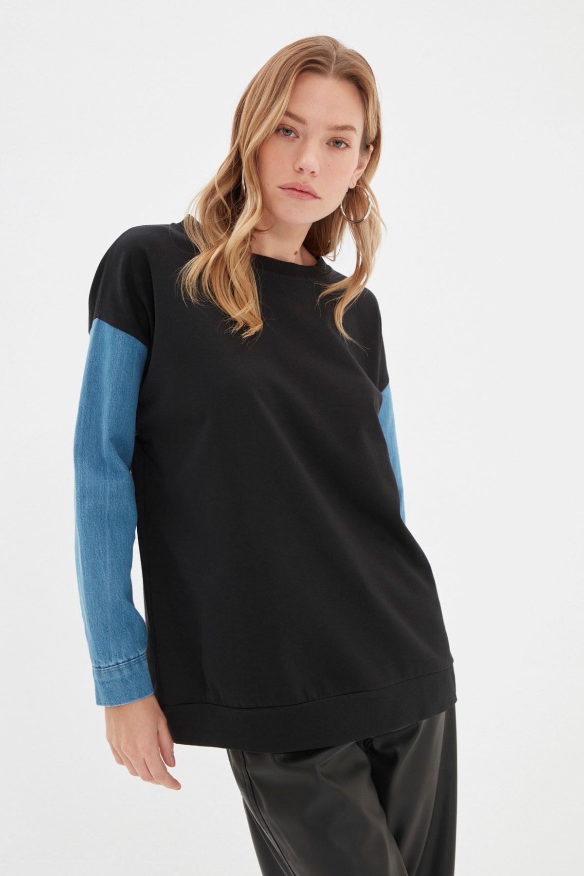 TRENDYOLMİLLA Siyah Kolları Denim Detaylı Basic İnce Örme Sweatshirt TWOAW22SW2007
