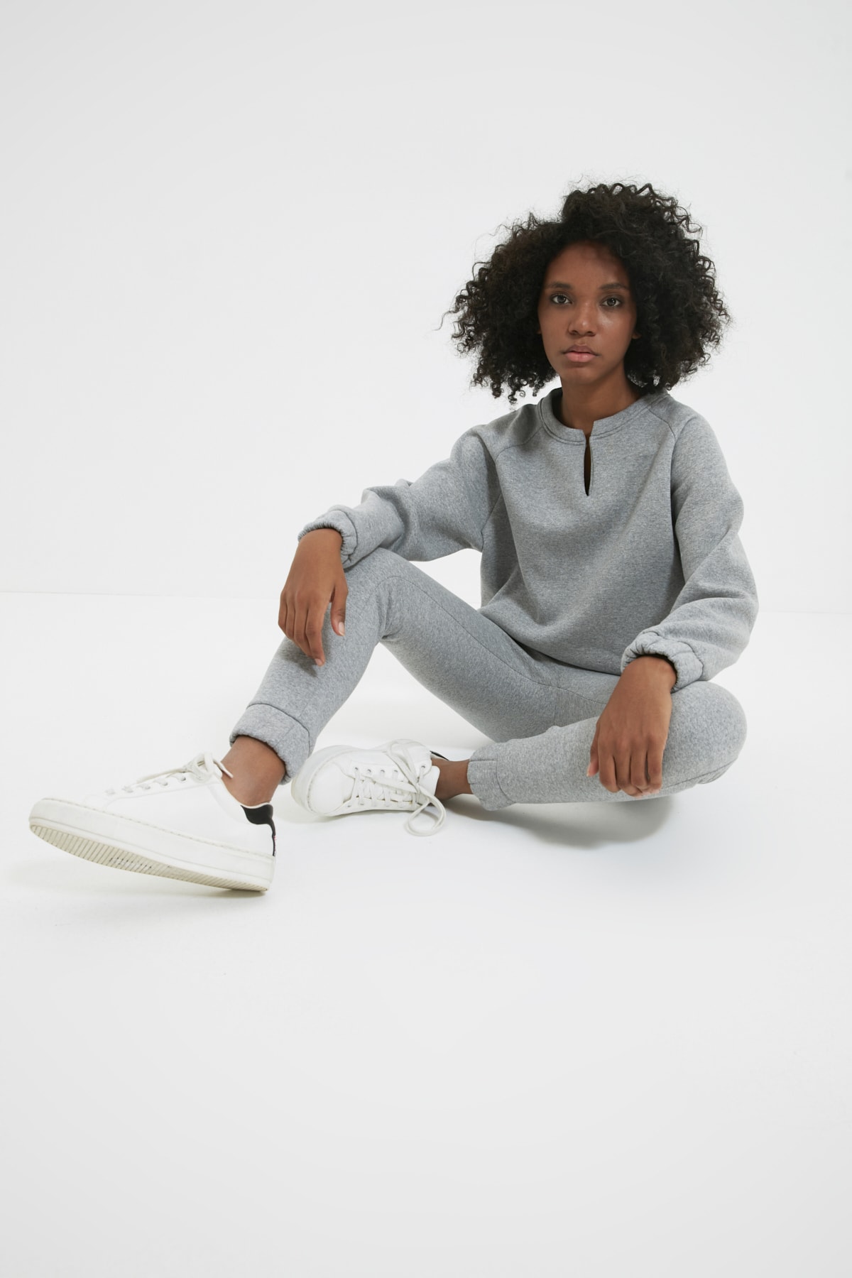 TRENDYOLMİLLA Gri Recycle Şardonlu Örme Eşofman Takımı TWOAW22EM0125