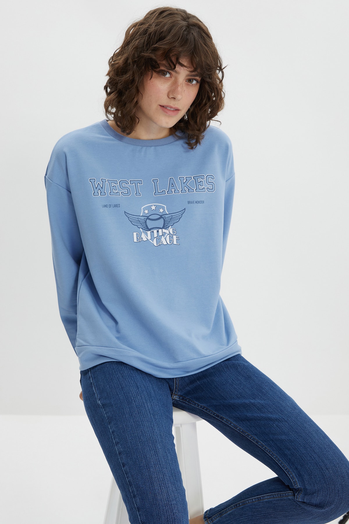 TRENDYOLMİLLA Açık Mavi Loose Baskılı Örme Sweatshirt TWOAW22SW2301