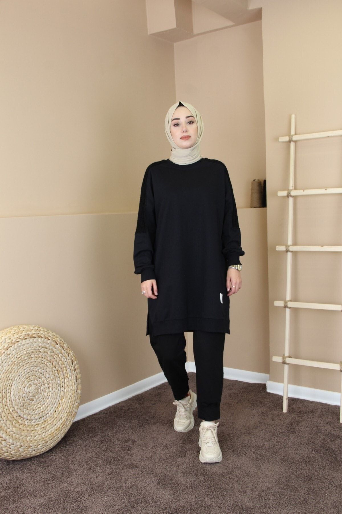 Esvet Kadın Siyah Tesettür Kolları Örgü Detaylı Armalı Oversize Sweatshirt