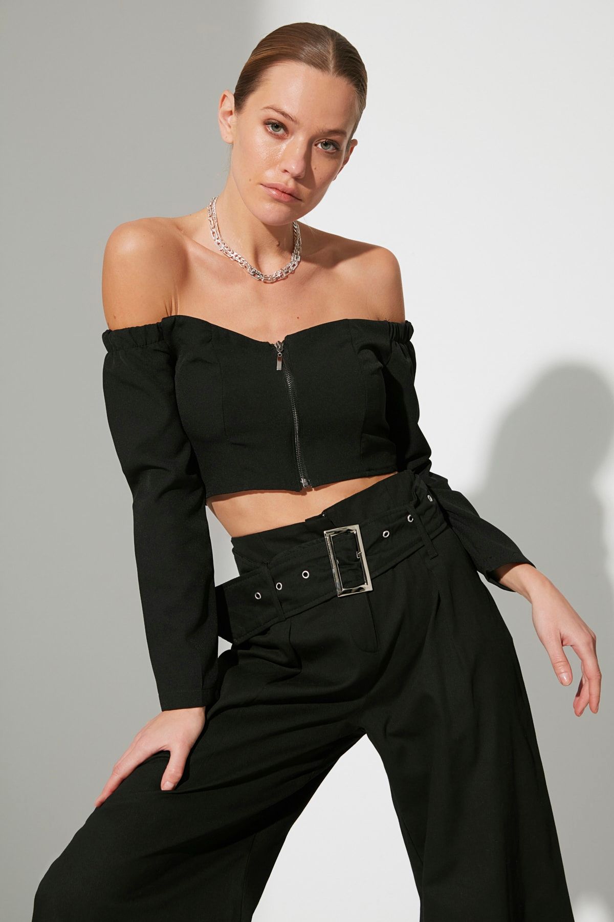 TRENDYOLMİLLA Siyah Fermuarlı Bluz TWOAW22BZ0909